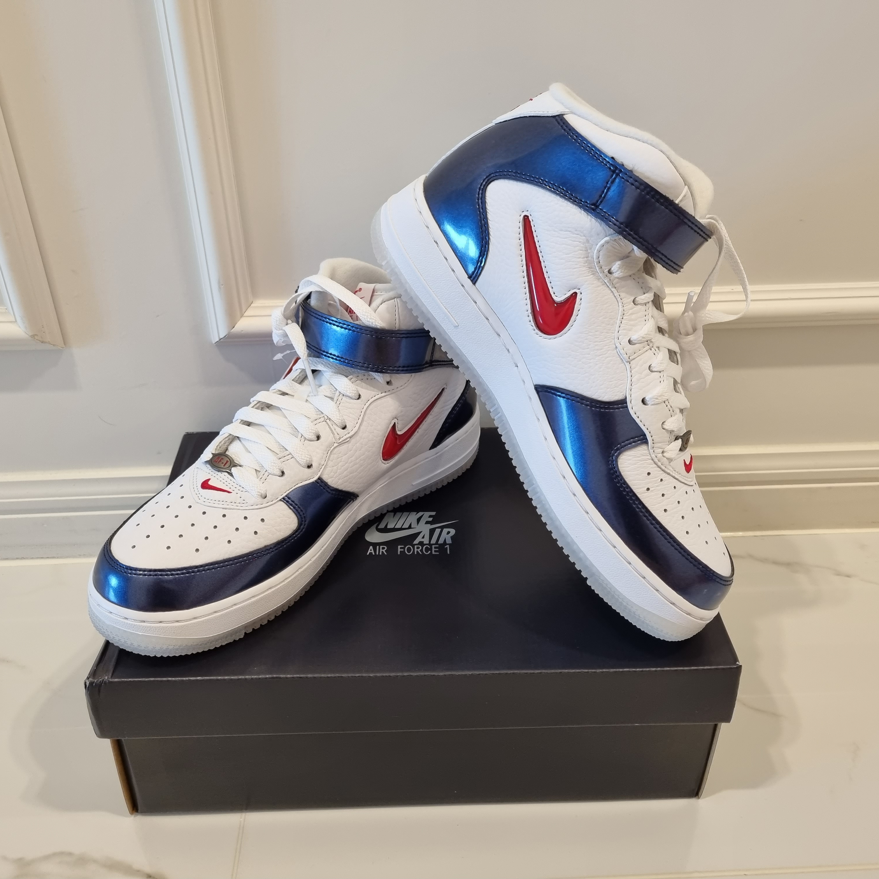 Nike Air Force 1 Mid QS University Red and Midnight Navy 착용 스타일 - 1