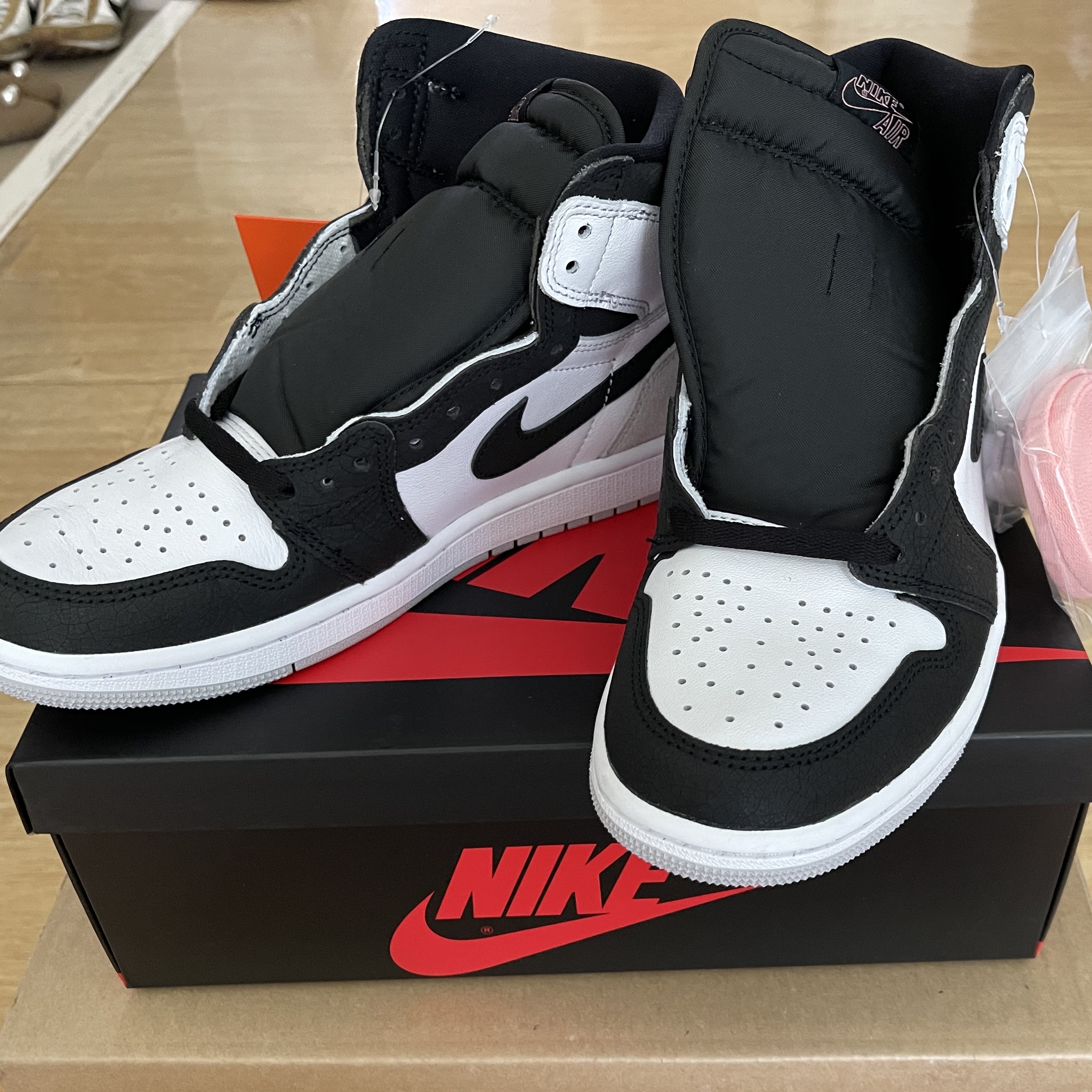 Jordan 1 Retro High OG Bleached Coral 착용 스타일