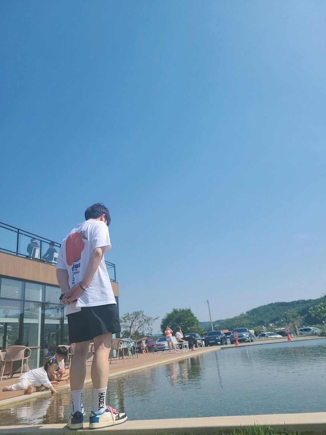 Stussy Strawberry T-Shirt White, Jordan 1 x Travis Scott x Fragment Retro Low OG SP Military Blue 착용 스타일 - 1