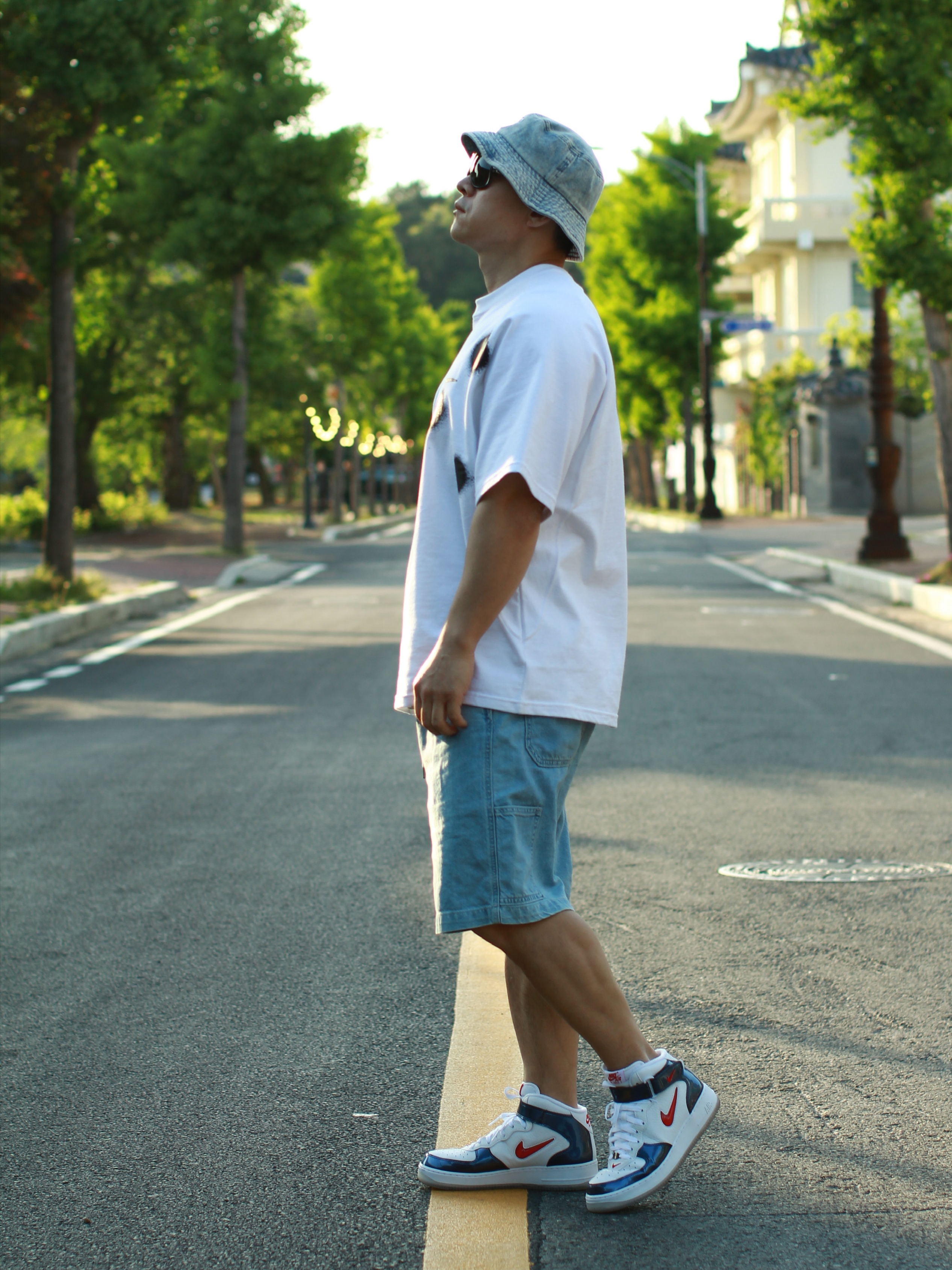 Nike x Off-White NRG Short Sleeve T-Shirt White, Nike Air Force 1 Mid QS University Red and Midnight Navy 착용 스타일 - 3