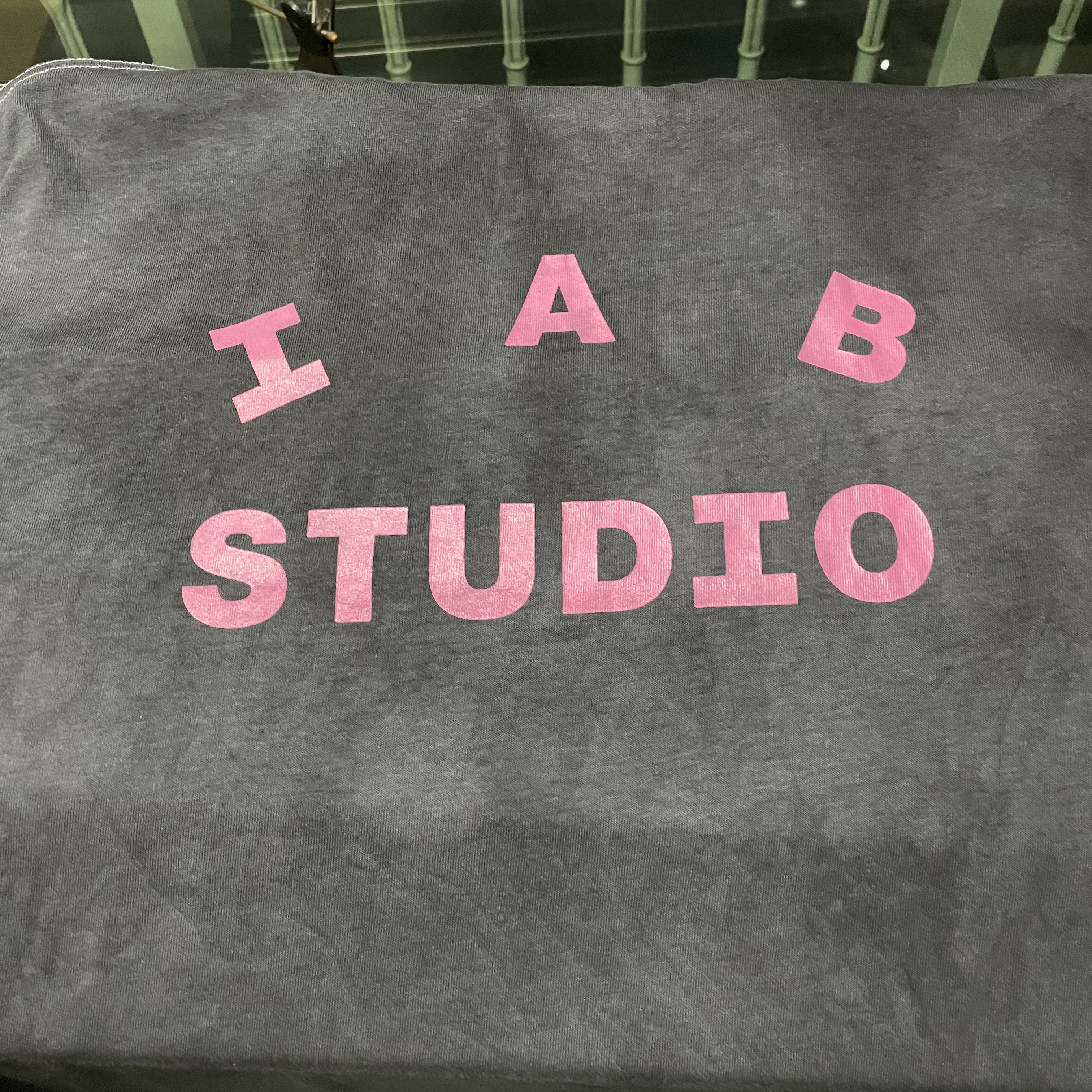 IAB Studio Pigment T-Shirt Magenta 착용 스타일 - 2