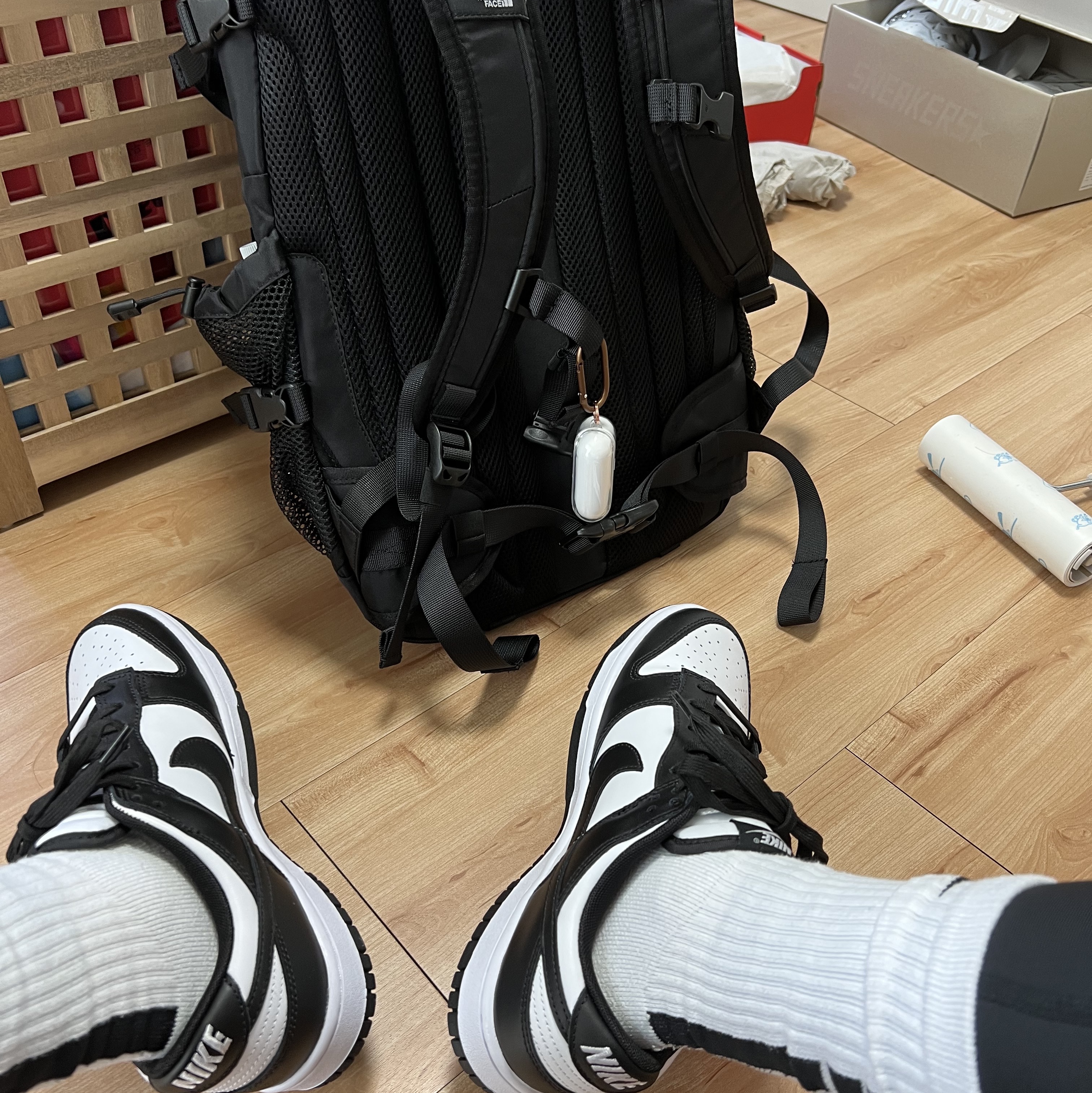 Nike Dunk Low Retro Black, Apple AirPods Pro with MagSafe Charging Case (Korean Ver.) 착용 스타일