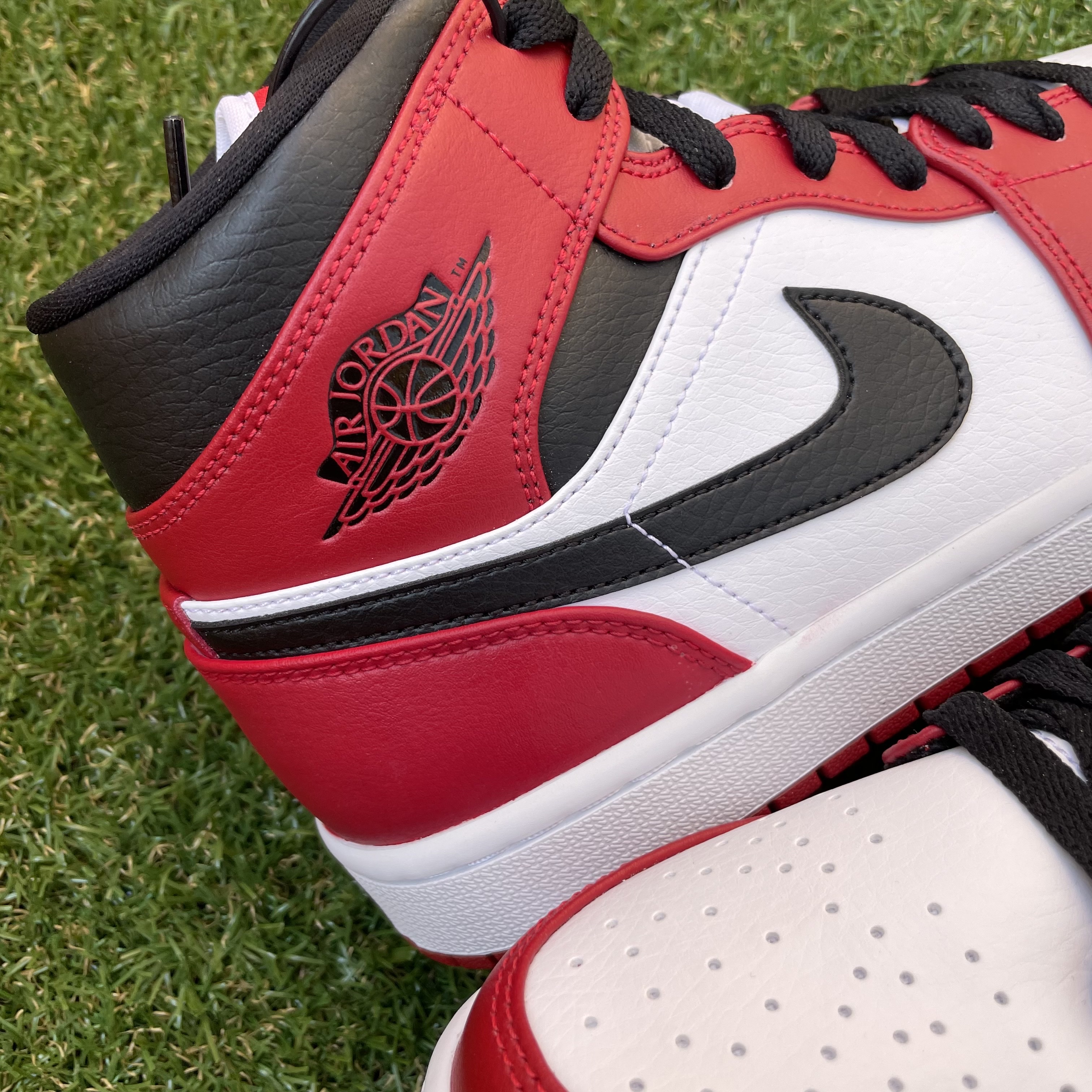 Jordan 1 Mid Chicago 2020, (GS) Jordan 1 Mid White Gym Red Black 착용 스타일 - 2