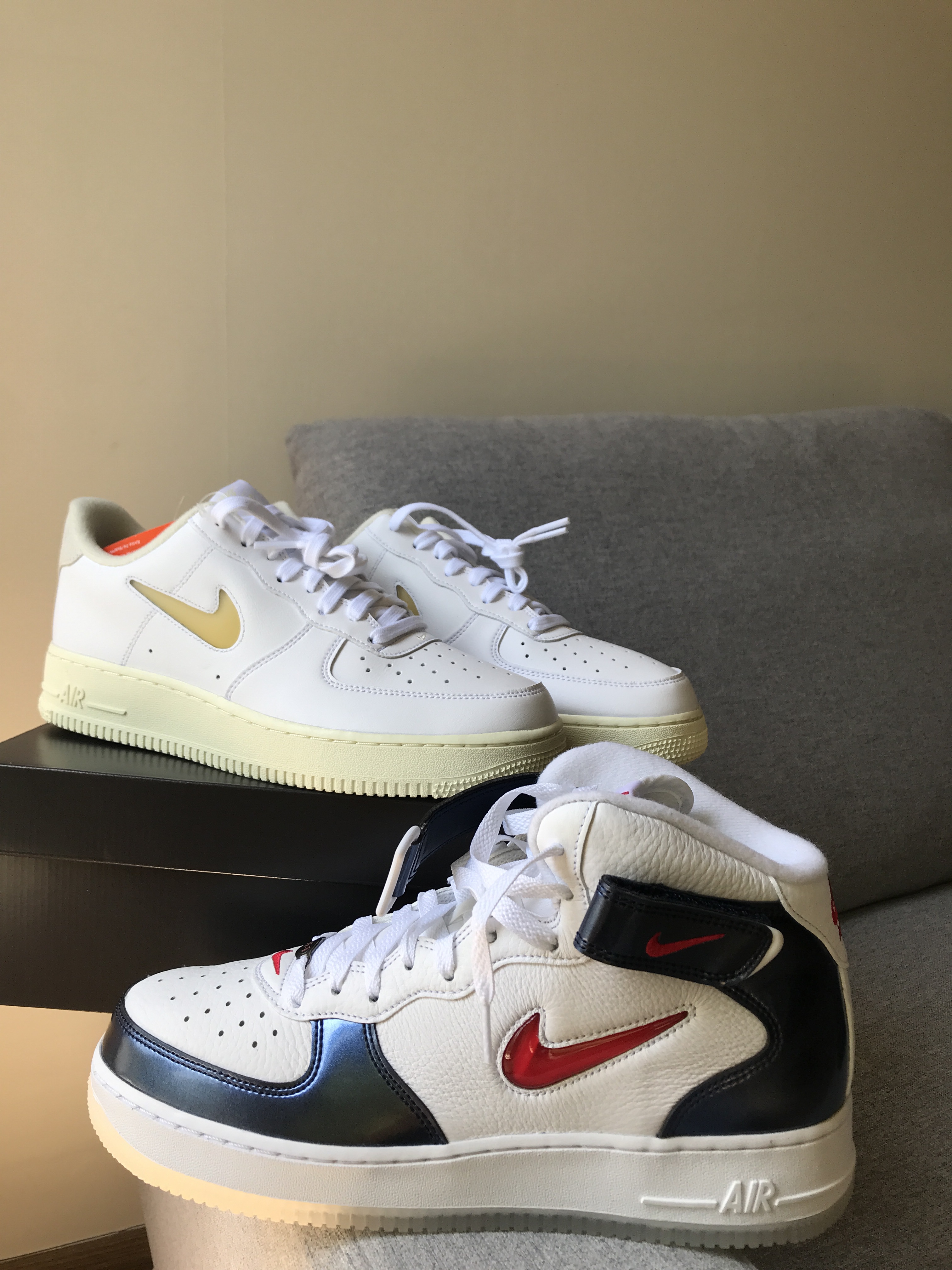 Nike Air Force 1 '07 LX Pale Vanilla, Nike Air Force 1 Mid QS University Red and Midnight Navy 착용 스타일 - 1