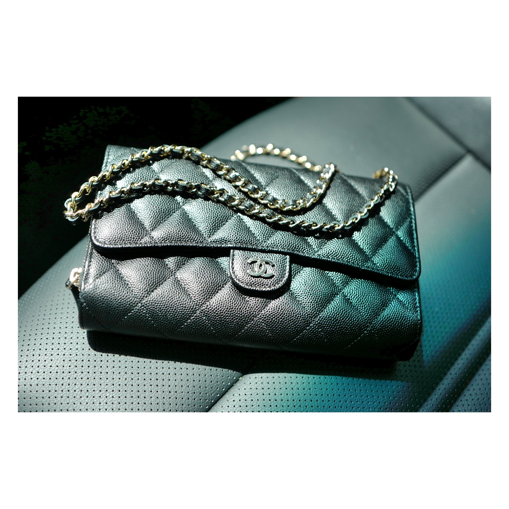 Chanel Classic Wallet On Chain Grained Calfskin & Gold Black 착용 스타일