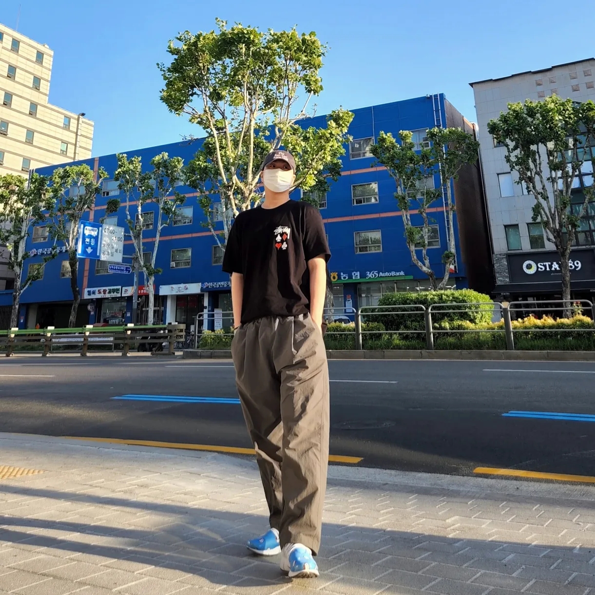 Nike x Hello Kitty Air Presto University Blue, Stussy Full Deck 2 T-Shirt Black 착용 스타일 - 2