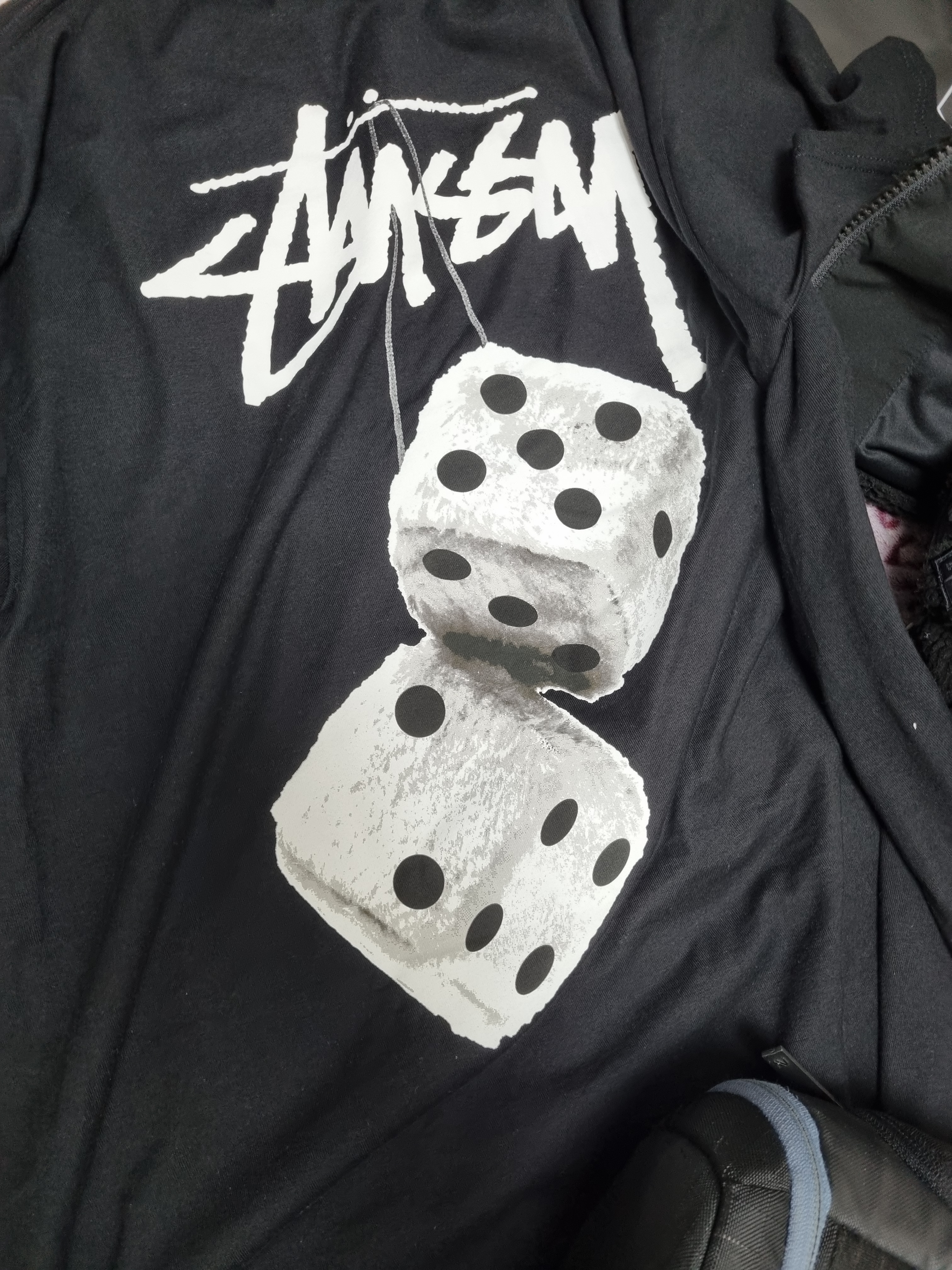 Stussy Fuzzy Dice T-Shirt Black 착용 스타일