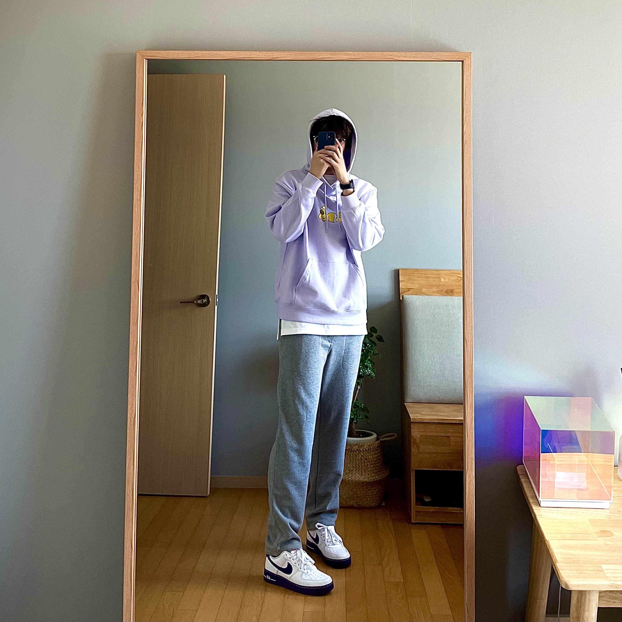 Nike Air Force 1 '07 LV8 EMB White and Court Purple 착용 스타일