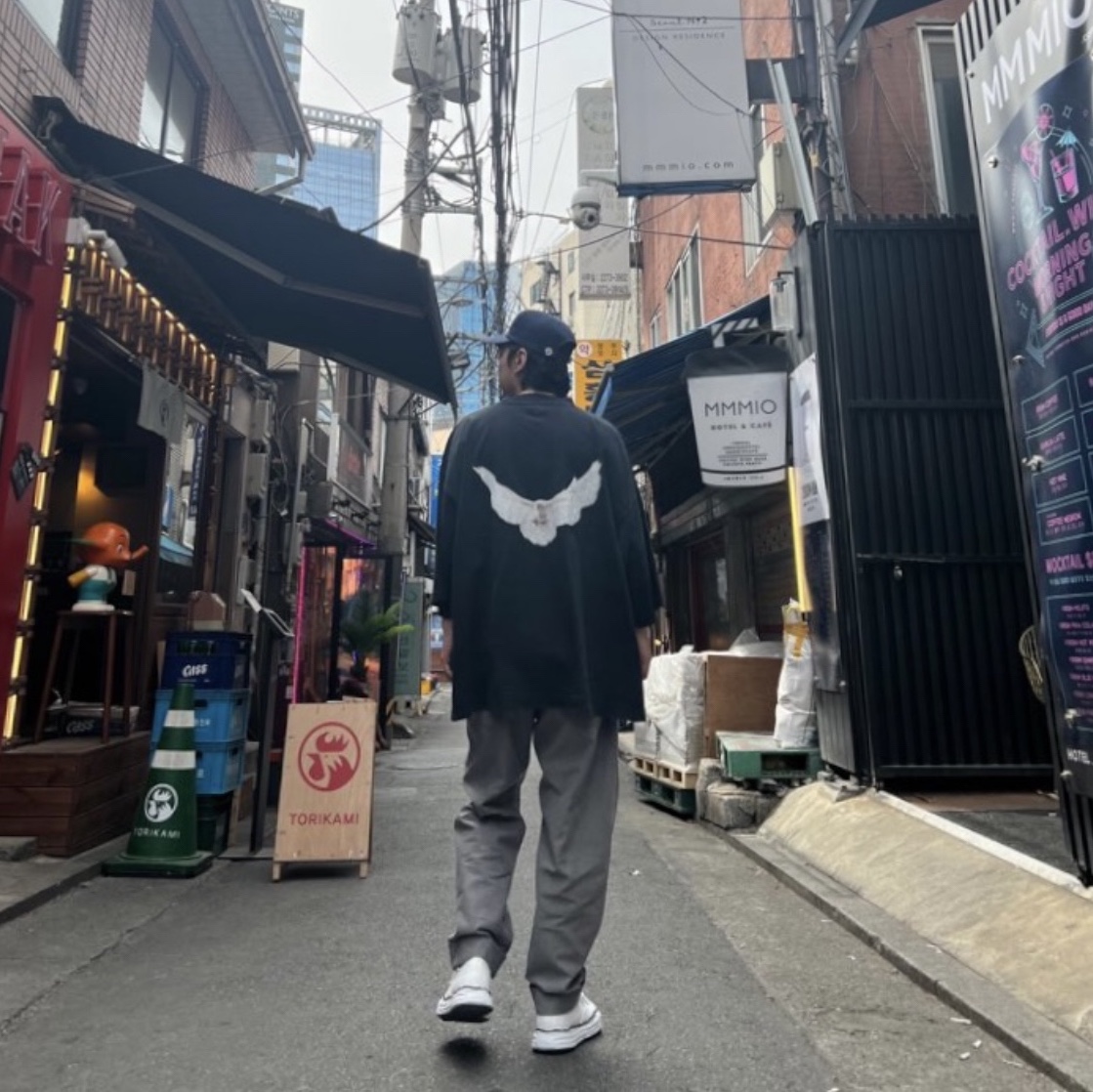 Yeezy Gap Engineered By Balenciaga Dove 3/4 Sleeve T-Shirt Washed Black, Maison Mihara Yasuhiro Peterson OG Sole Canvas Low Sneakers White 착용 스타일
