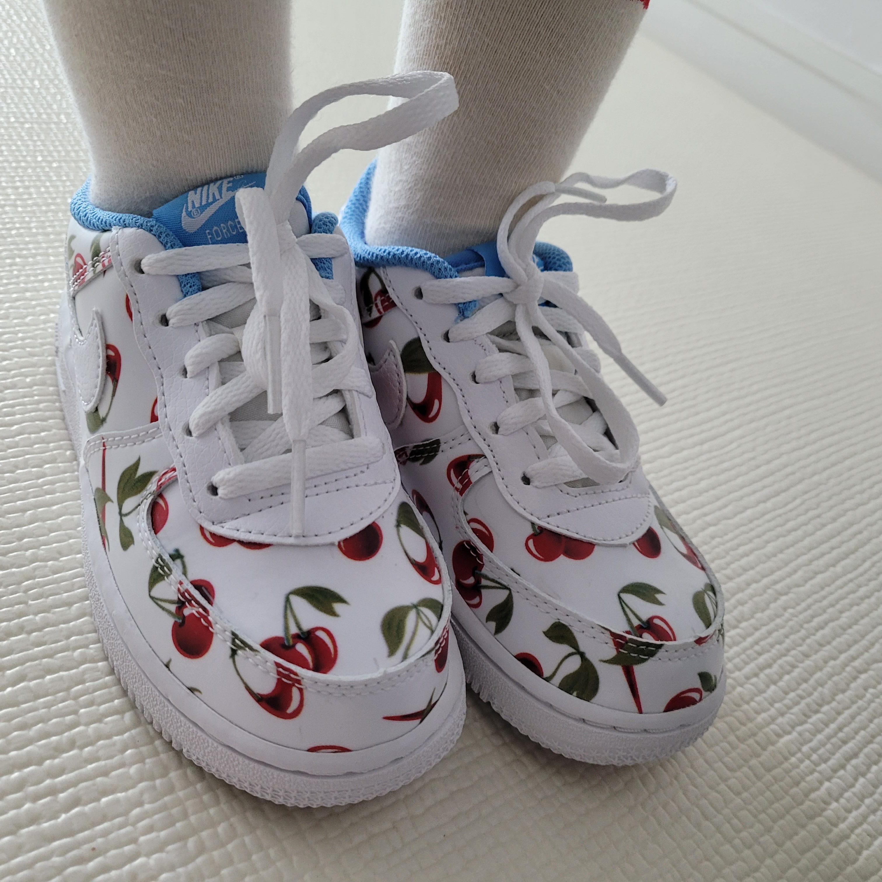 (GS) Nike Air Force 1 LV8 Cherry 착용 스타일 - 1