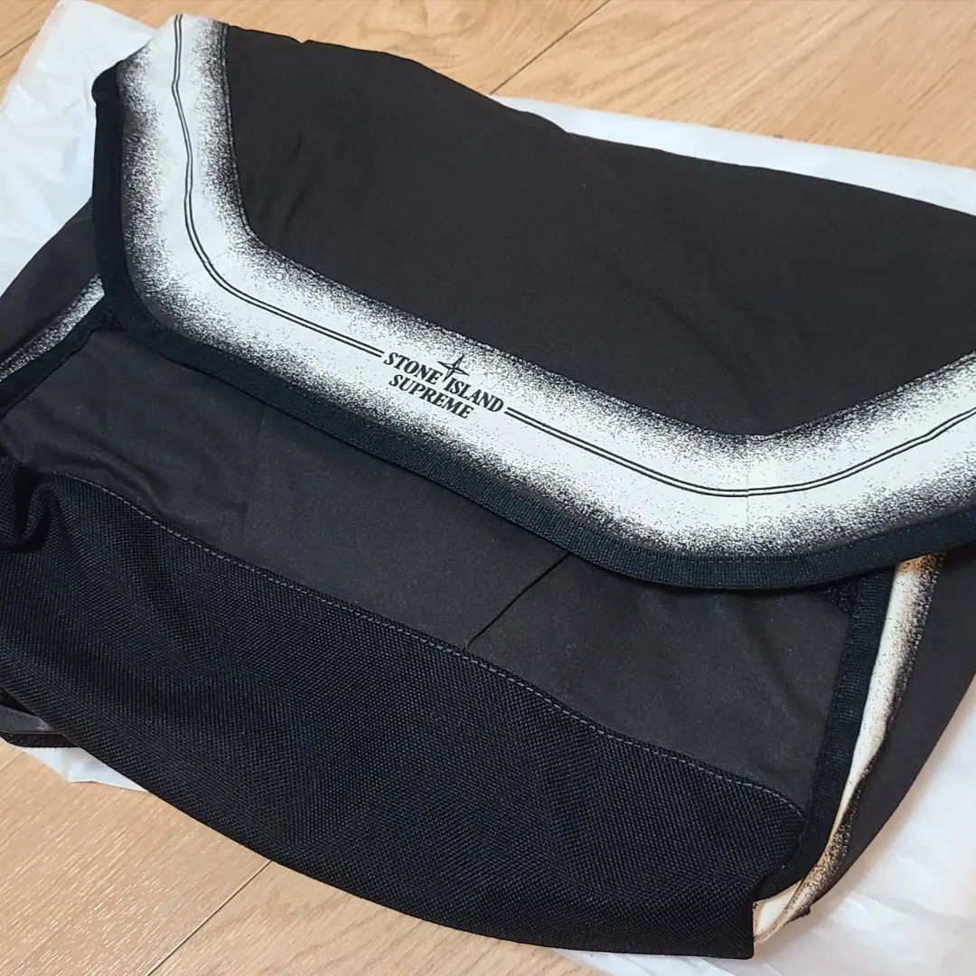 Supreme x Stone Island Stripe Messenger Bag Black - 22SS 착용 스타일 - 1