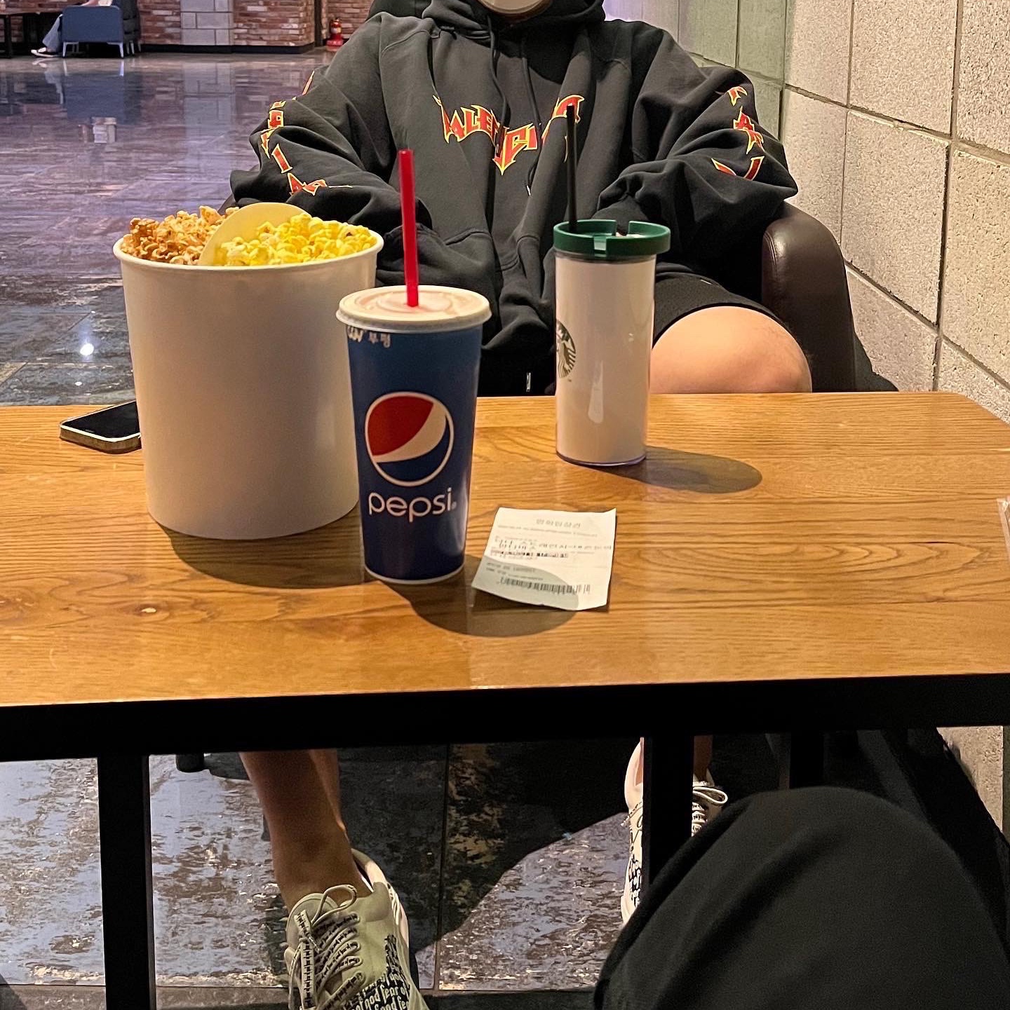 Balenciaga Metal Oversized Hoodie Black, Vans Vault x Fear of God OG Era 95 DX White Black 착용 스타일 - 2