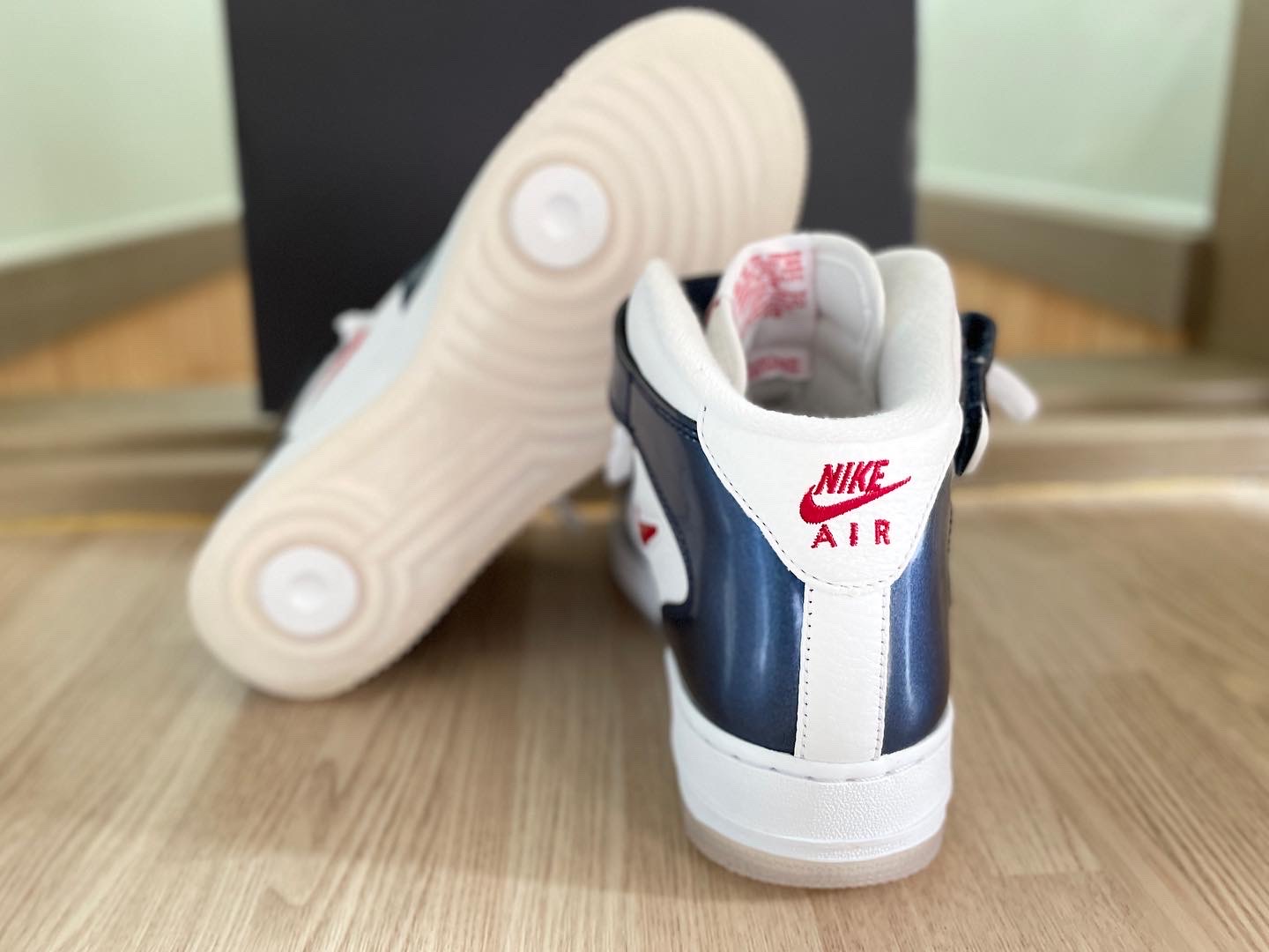 Nike Air Force 1 Mid QS University Red and Midnight Navy 착용 스타일 - 3