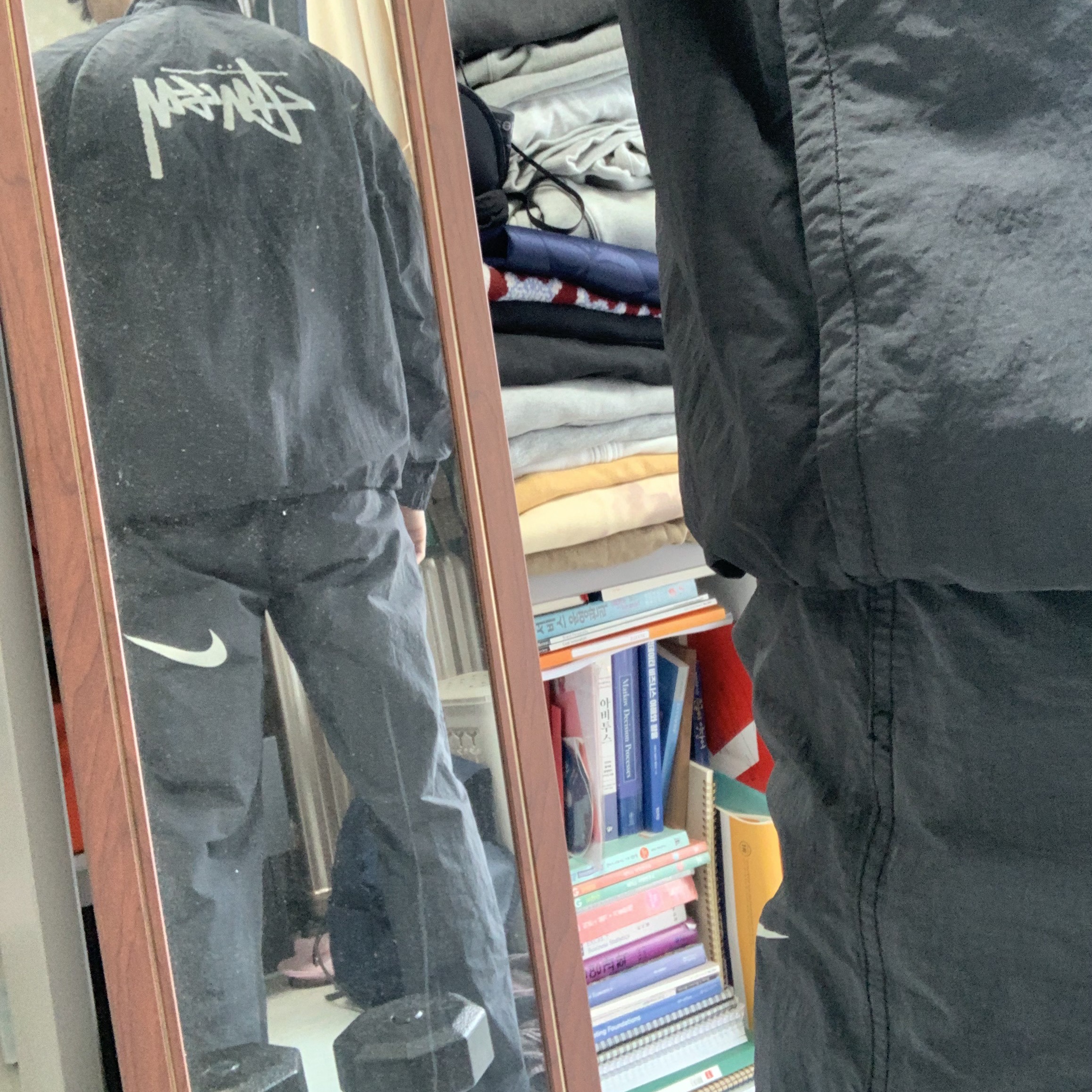 Nike x Stussy Windrunner Jacket Off Noir, Nike x Stussy Beach Pants Off Noir 착용 스타일