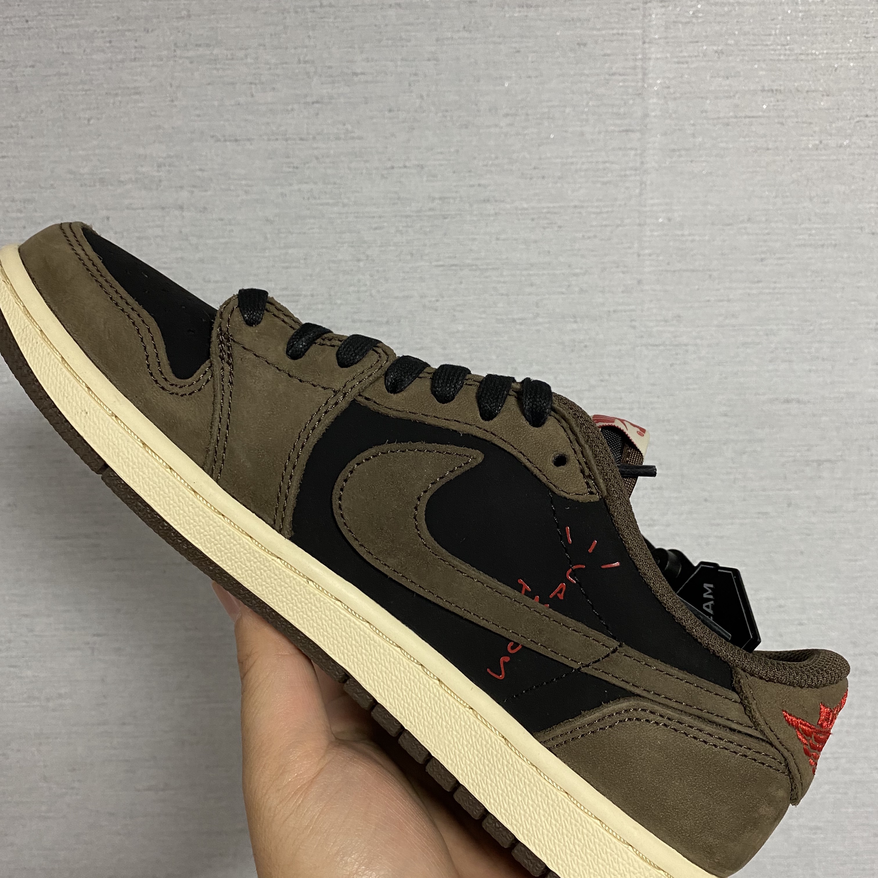 Jordan 1 x Travis Scott Retro Low OG SP Mocha 착용 스타일 - 1