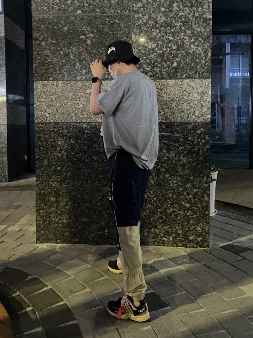 Nike x Stussy Bucket Hat Black, Nike x Fear of God Warm Up T-Shirt Dark Grey Heather 착용 스타일 - 2