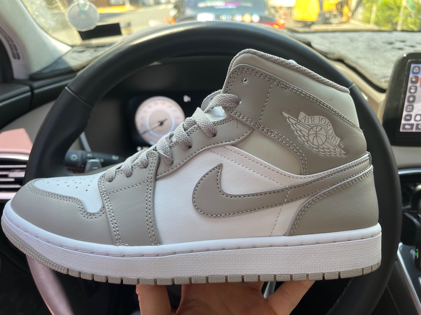 Jordan 1 Mid College Grey 착용 스타일