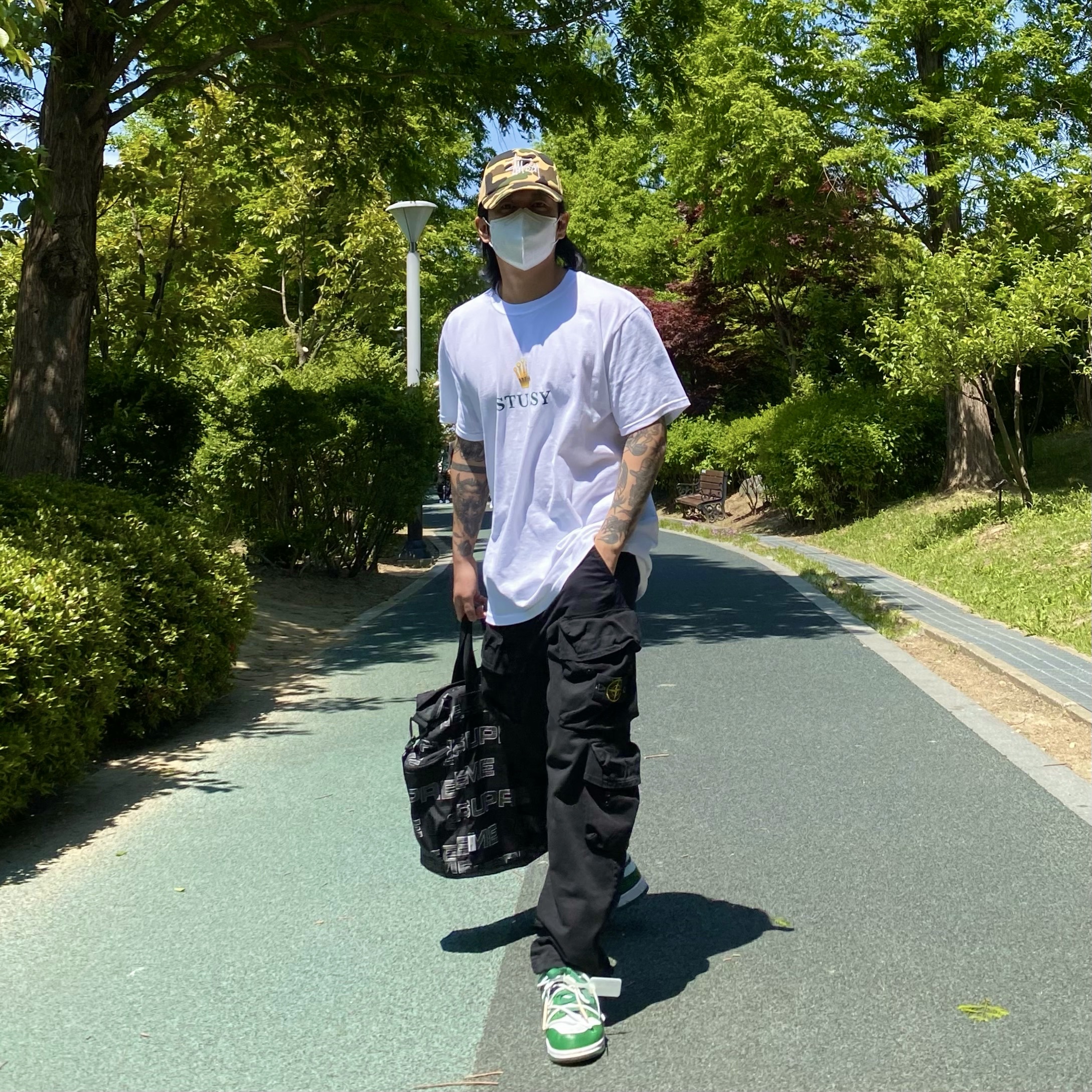 Stussy x BAPE Trucker Cap Yellow, Stussy Crowned T-Shirt White 착용 스타일 - 1