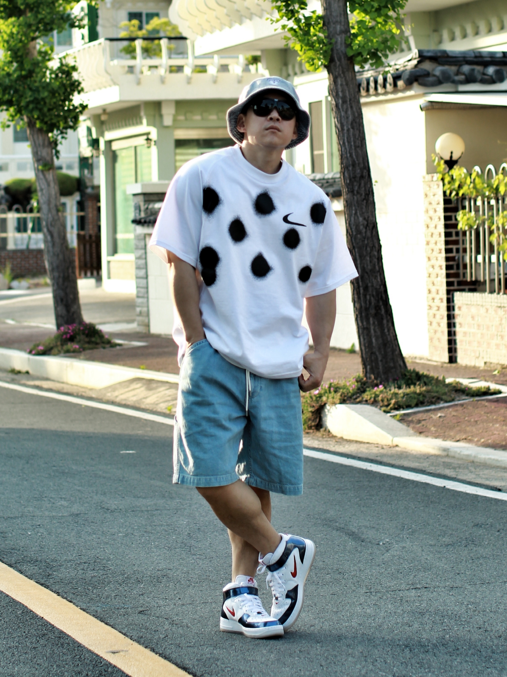 Nike x Off-White NRG Short Sleeve T-Shirt White, Nike Air Force 1 Mid QS University Red and Midnight Navy 착용 스타일 - 2