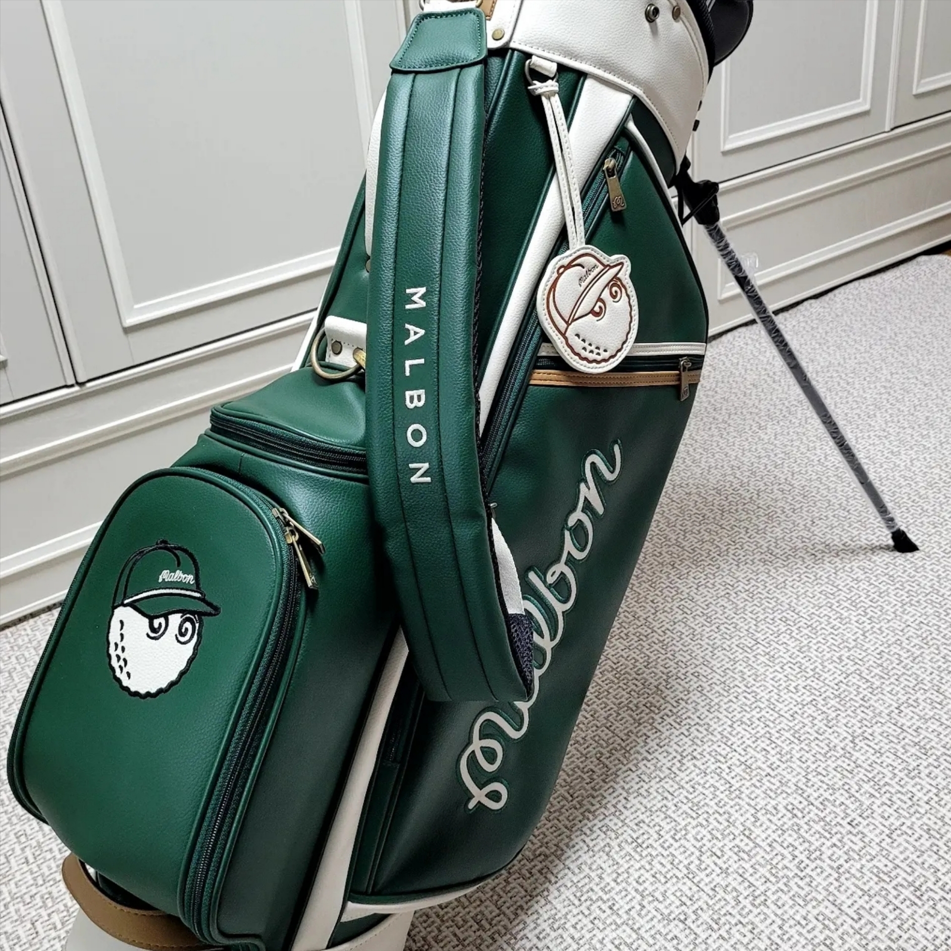 Malbon Golf M Bucket Classic Stand Bag Green 착용 스타일