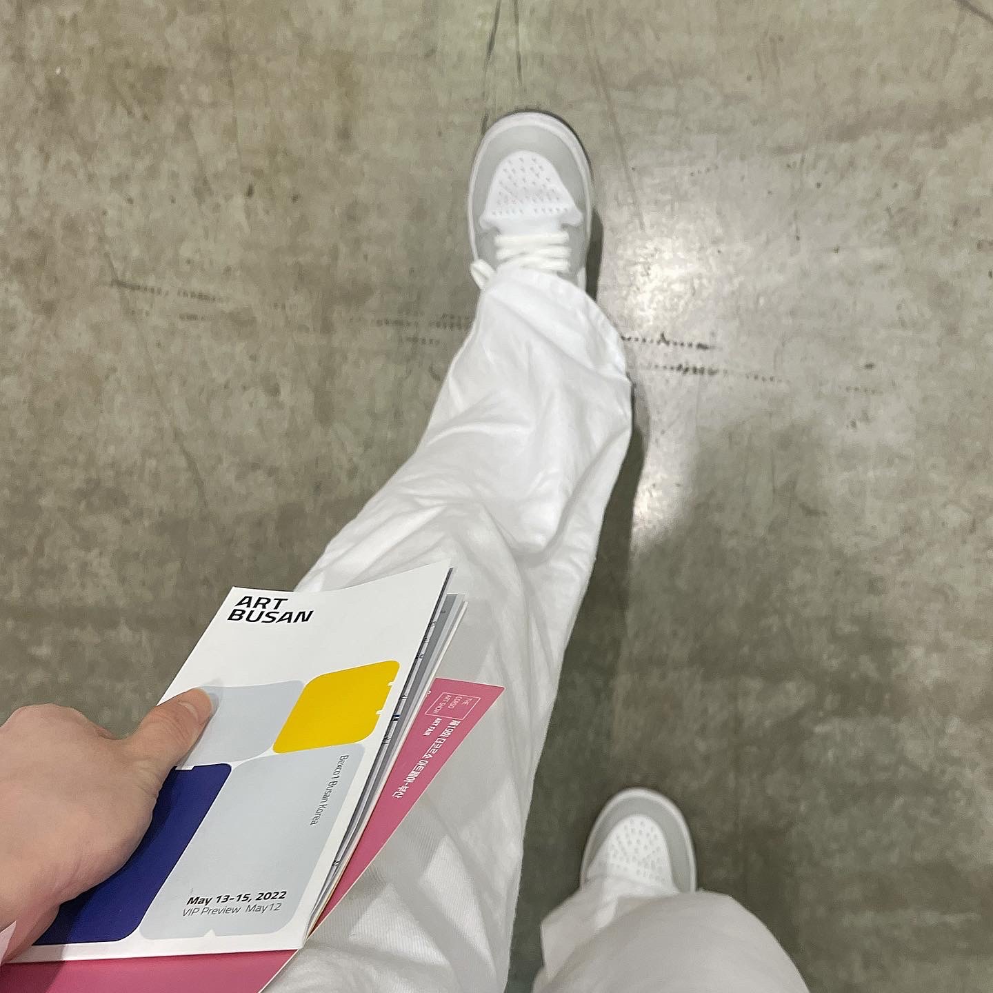 (W) Jordan 1 Mid Grey Fog, Telfar Small Shopping Bag White 착용 스타일 - 2