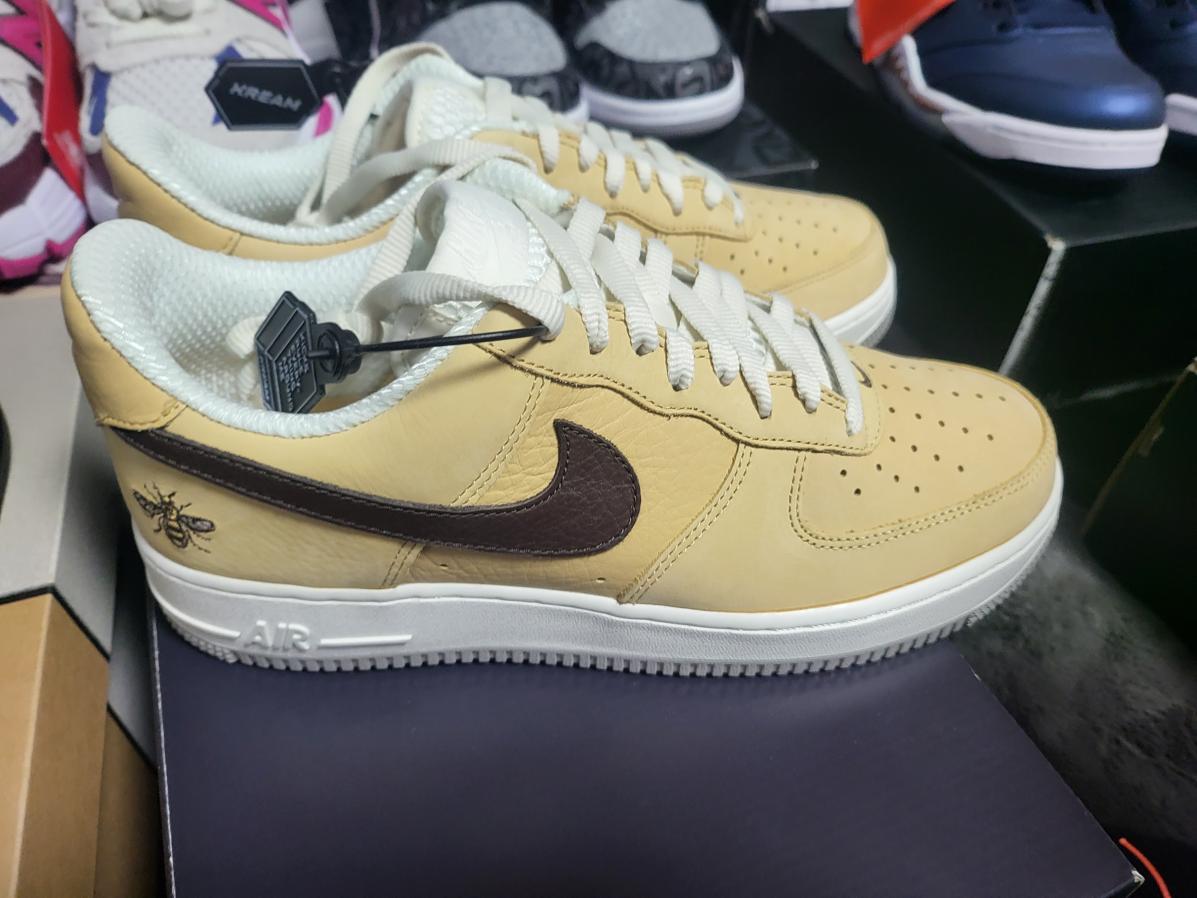Nike Air Force 1 Mid QS University Red and Midnight Navy, Nike Air Force 1 Mid '07 LX Our Force 1 착용 스타일 - 3