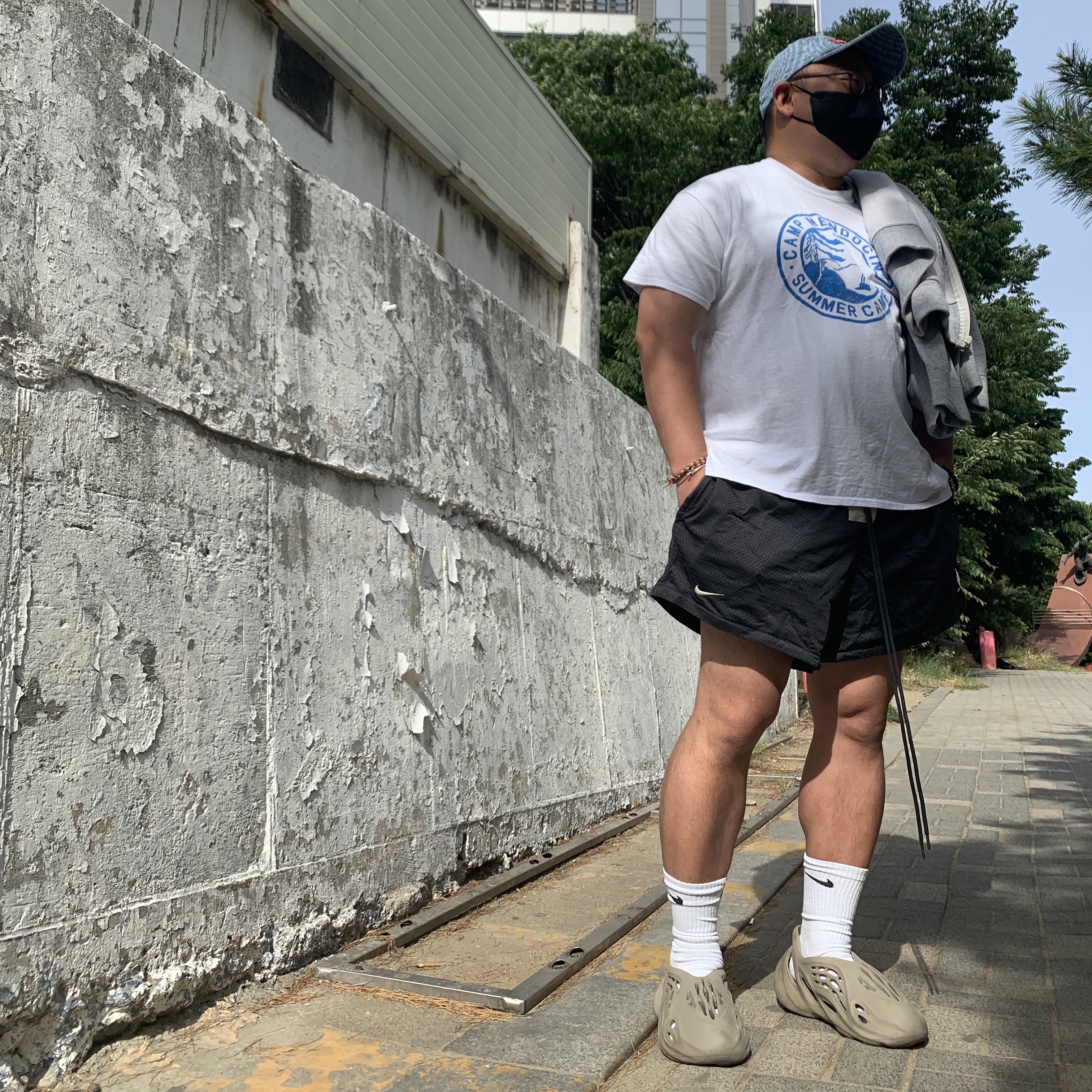 Adidas Yeezy Foam RNNR Stone Sage, Nike x Fear of God Basketball Shorts Off Noir 착용 스타일