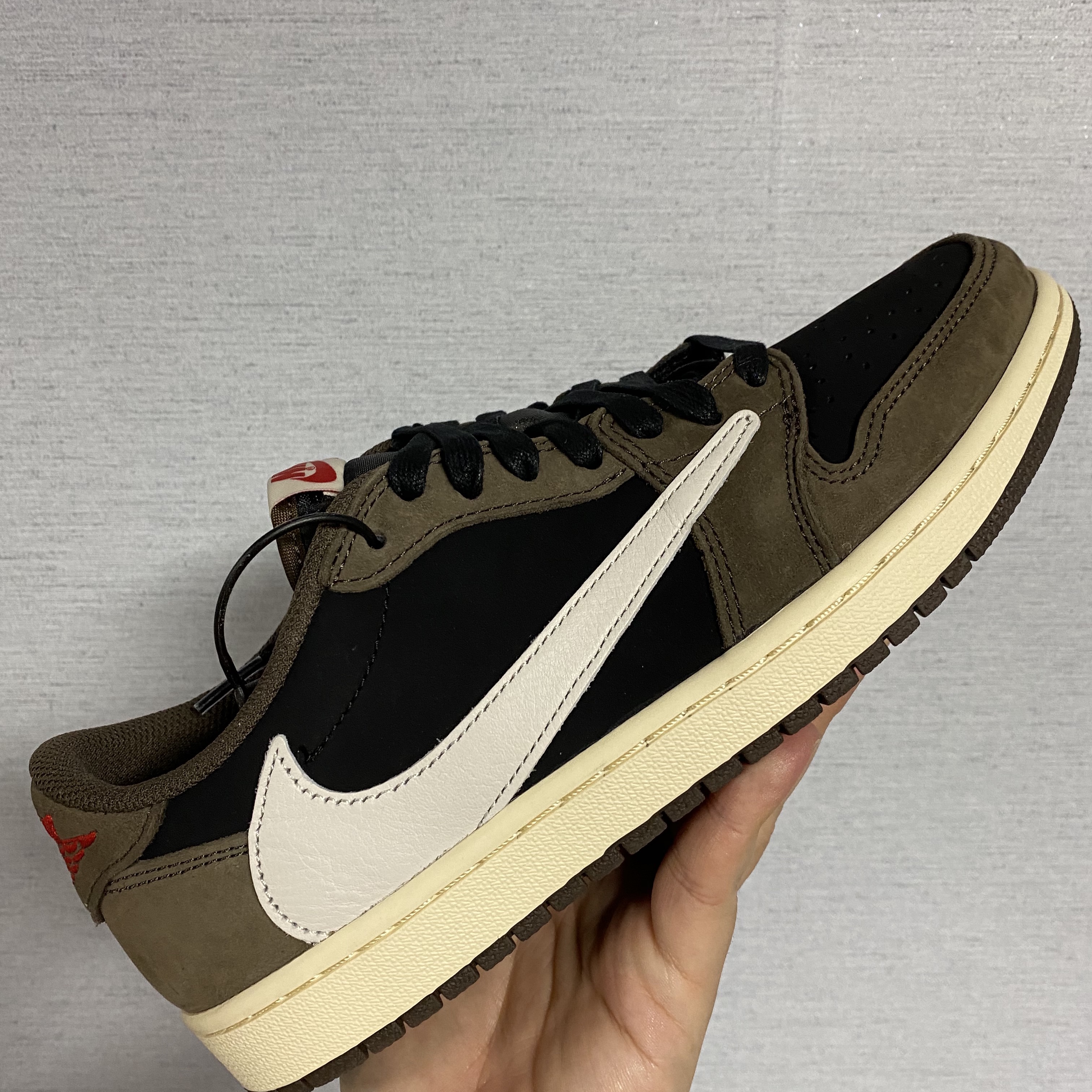 Jordan 1 x Travis Scott Retro Low OG SP Mocha 착용 스타일 - 2