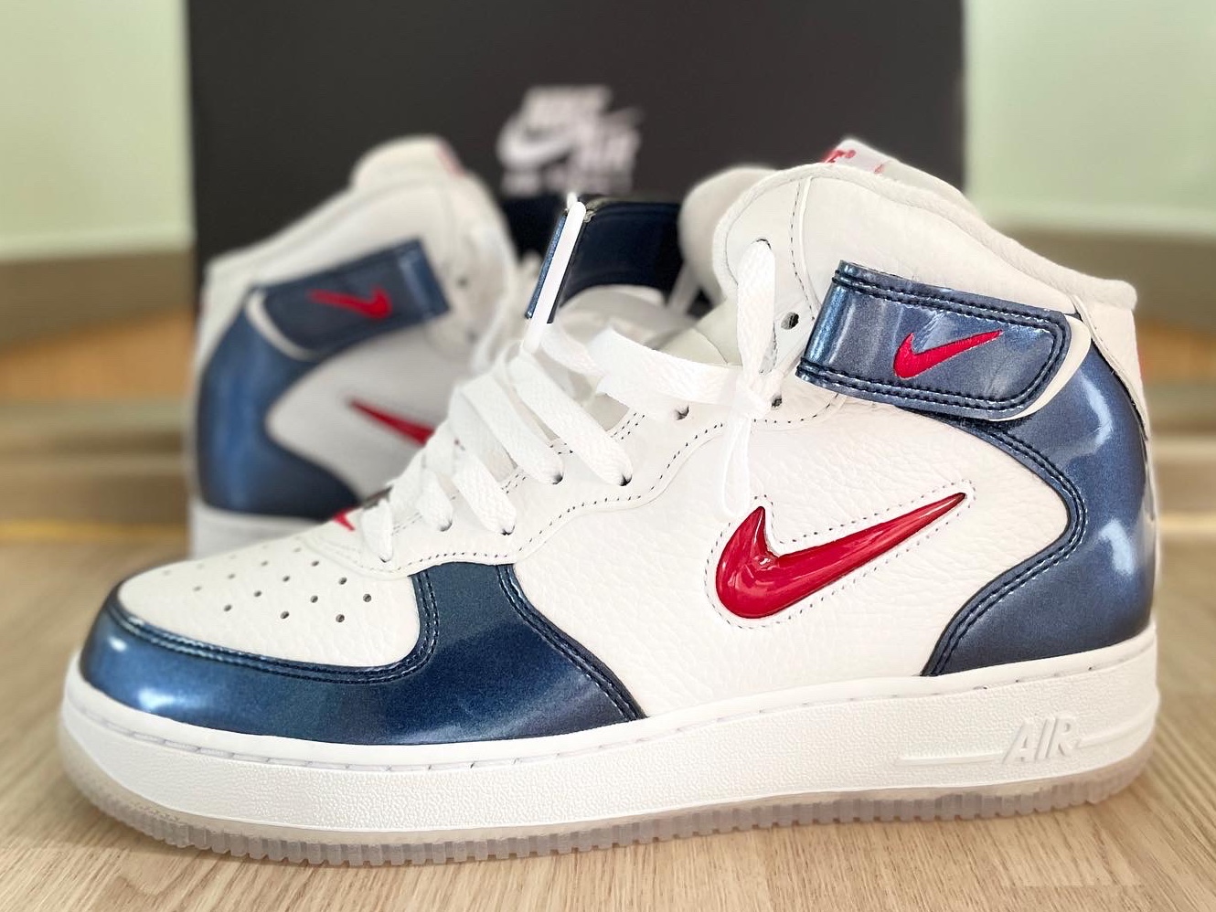Nike Air Force 1 Mid QS University Red and Midnight Navy 착용 스타일 - 1