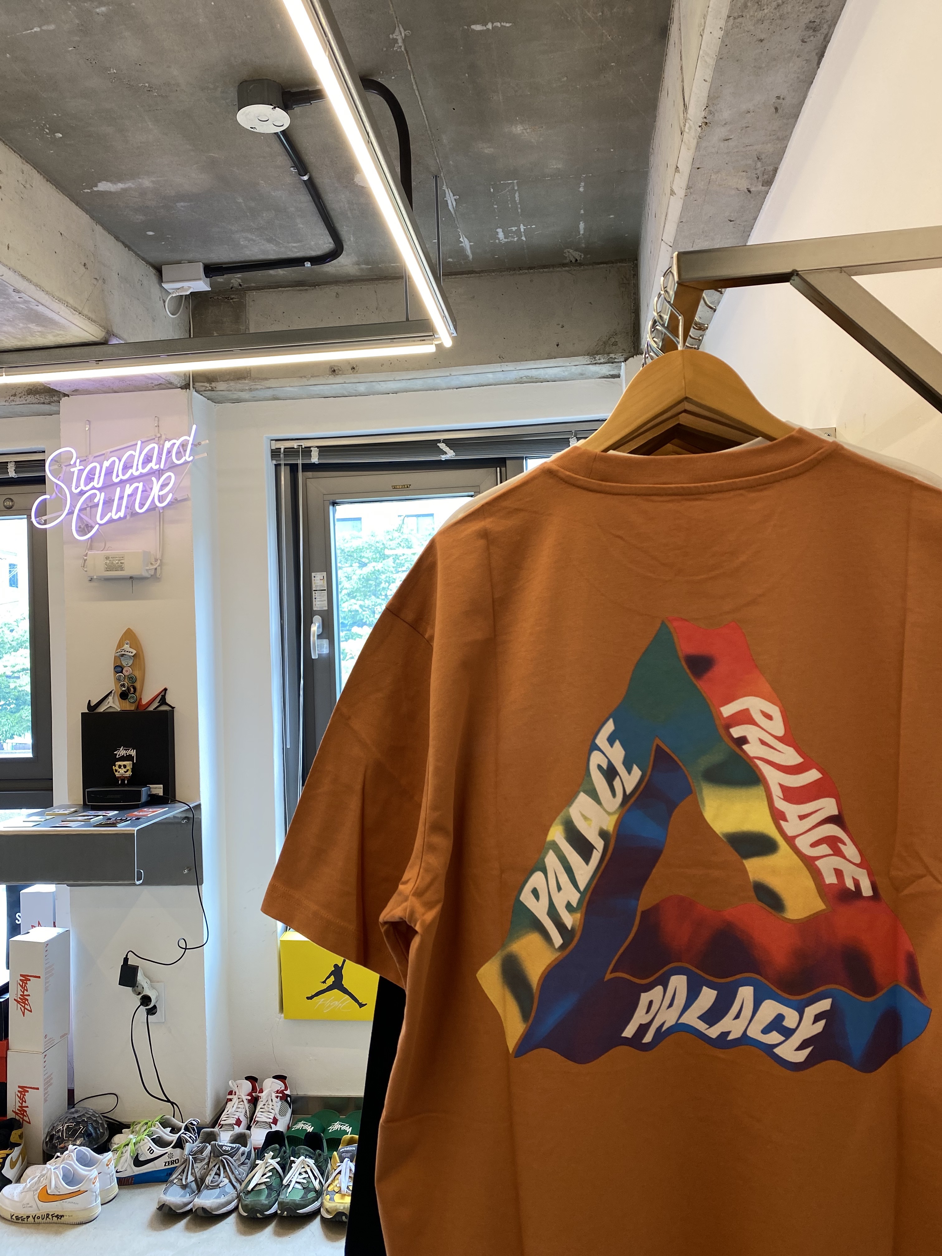 Palace Tri-Visions T-Shirt Caramel - 22SS 착용 스타일 - 3