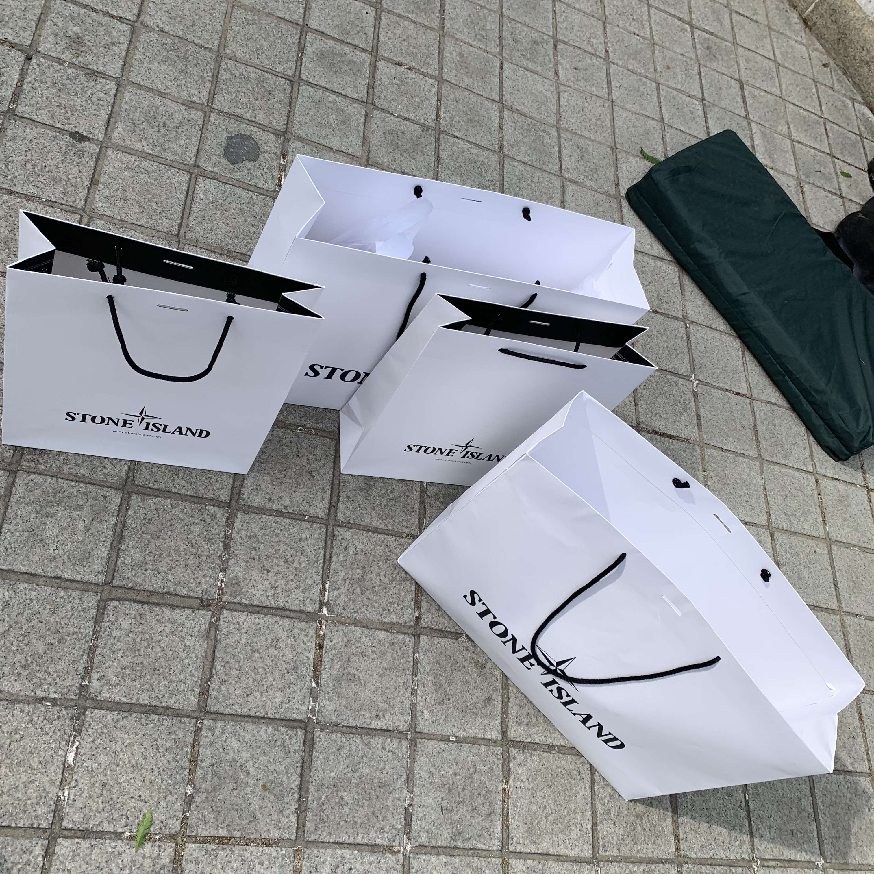 Supreme x Stone Island S/S Top Black - 22SS, Supreme x Stone Island Reactive Ice Camo Ripstop Jacket Red - 22SS 착용 스타일