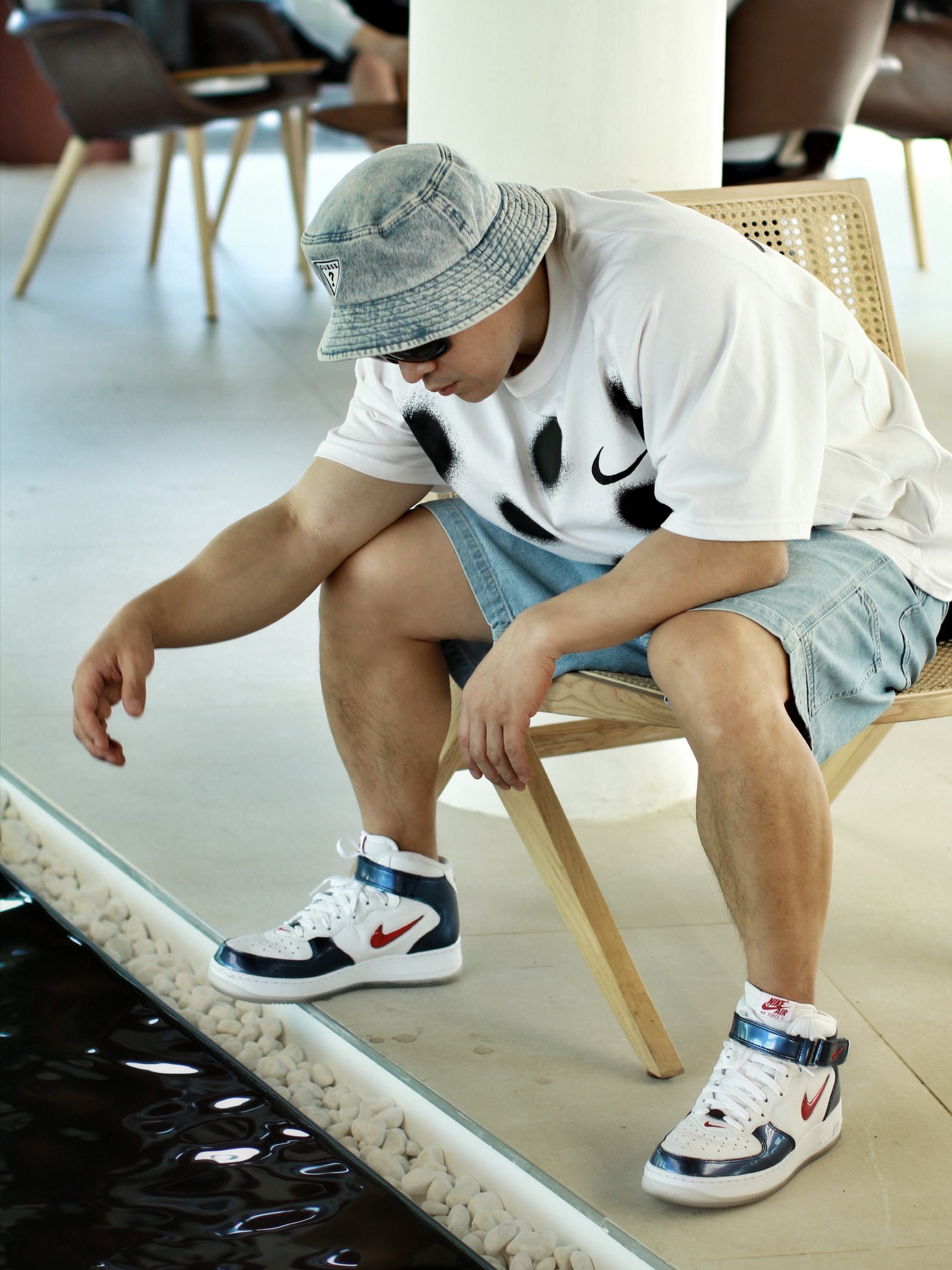Nike x Off-White NRG Short Sleeve T-Shirt White, Nike Air Force 1 Mid QS University Red and Midnight Navy 착용 스타일 - 4