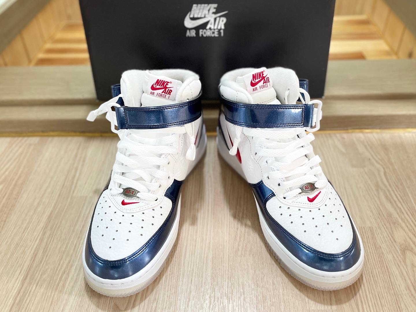 Nike Air Force 1 Mid QS University Red and Midnight Navy 착용 스타일 - 2