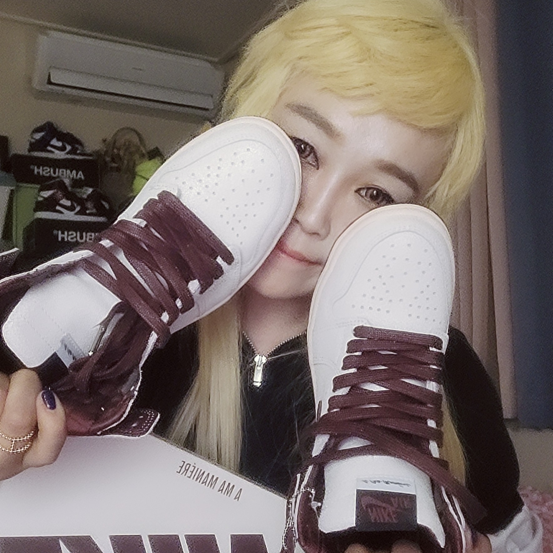 Jordan 1 x A Ma Maniere Retro High OG SP Sail and Burgundy 착용 스타일 - 2
