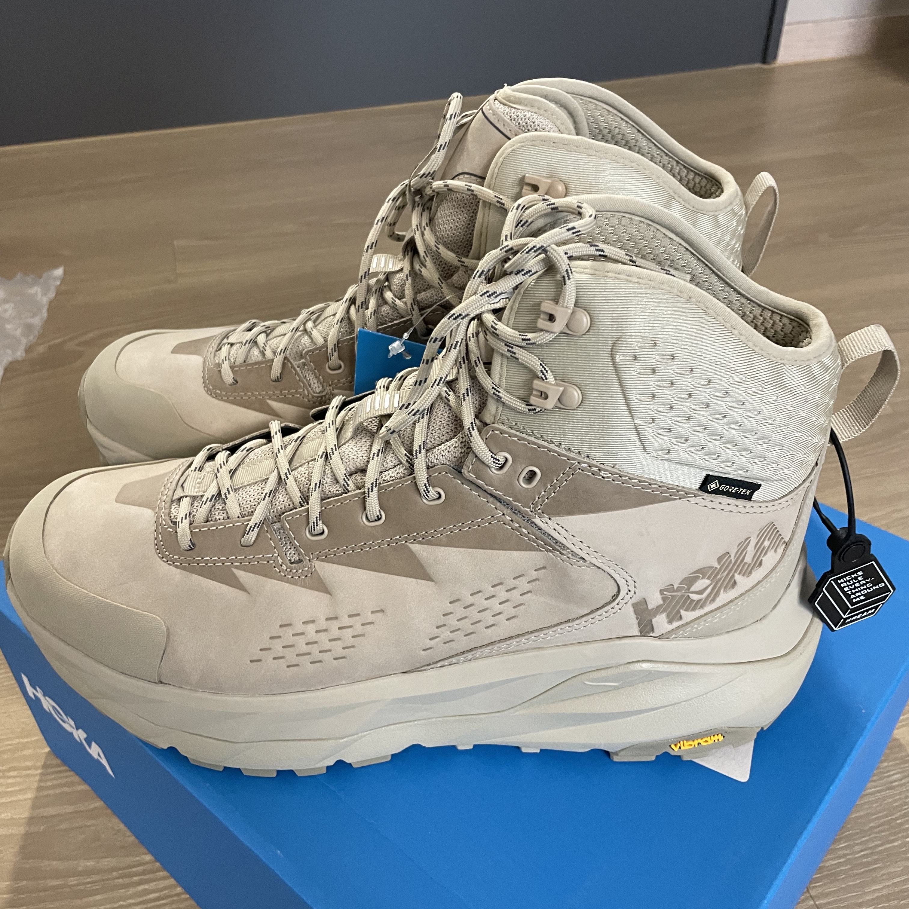 Hoka Kaha Gore-Tex Tan 착용 스타일