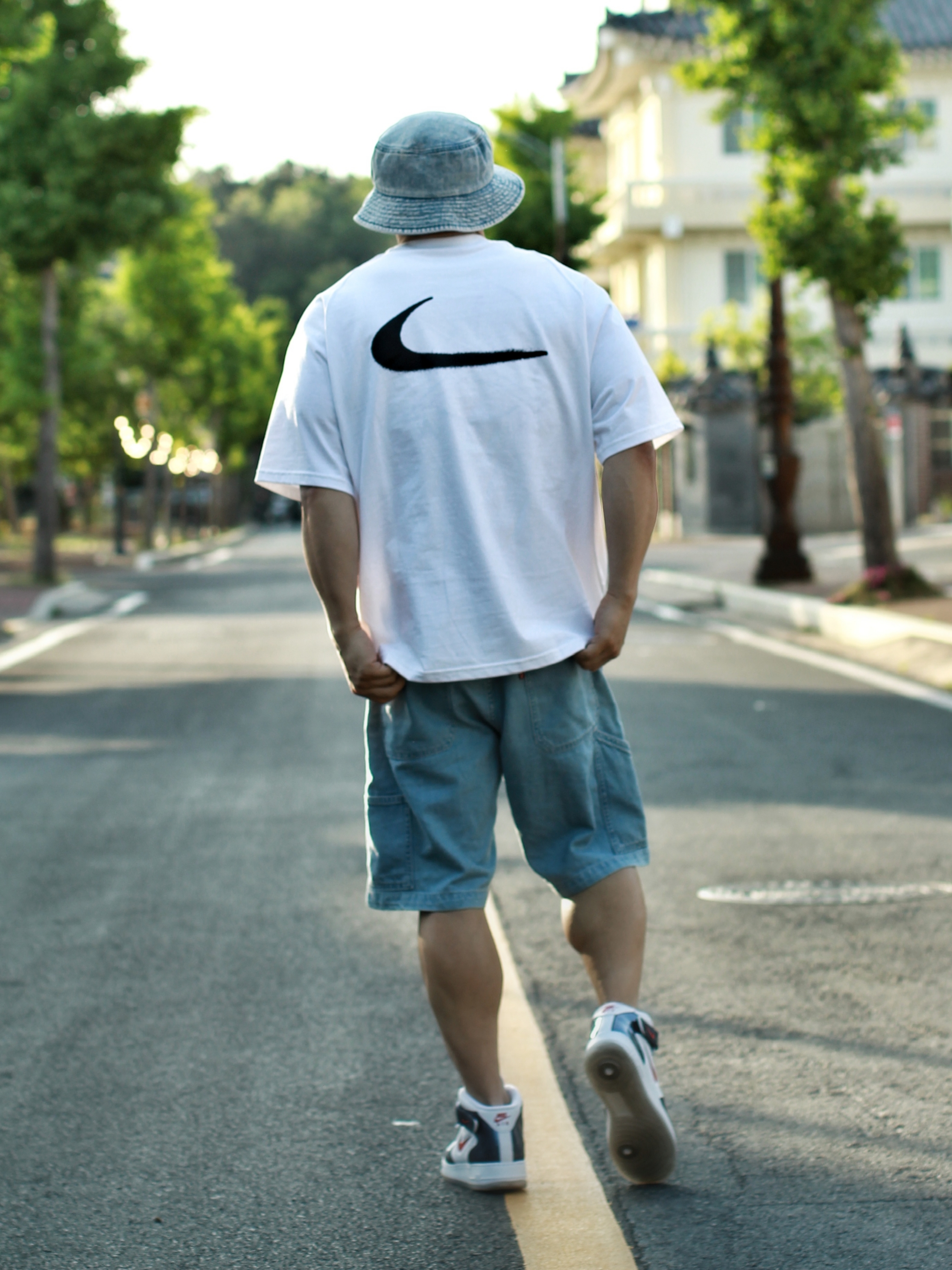 Nike x Off-White NRG Short Sleeve T-Shirt White, Nike Air Force 1 Mid QS University Red and Midnight Navy 착용 스타일 - 1