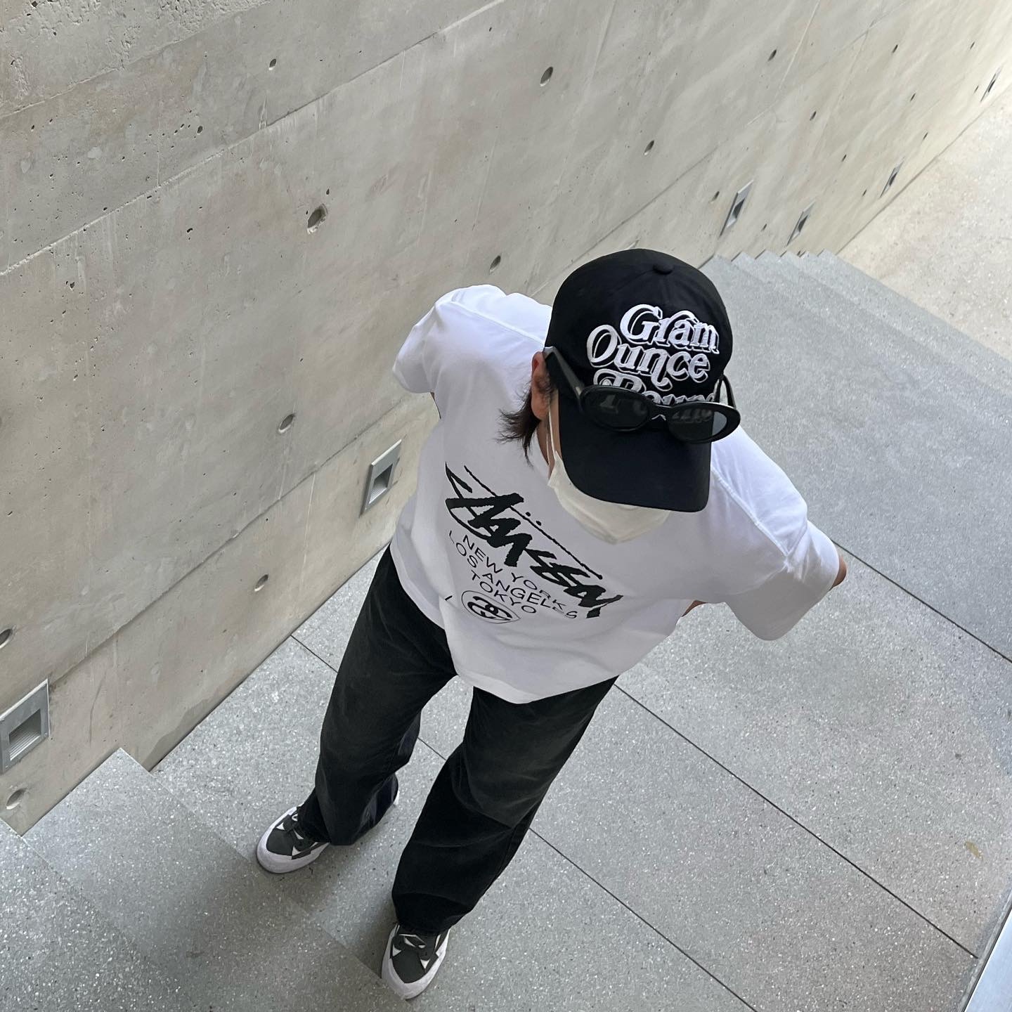 Stussy World Tour T-Shirt White, Nike x Sacai Blazer Low Iron Grey 착용 스타일 - 1