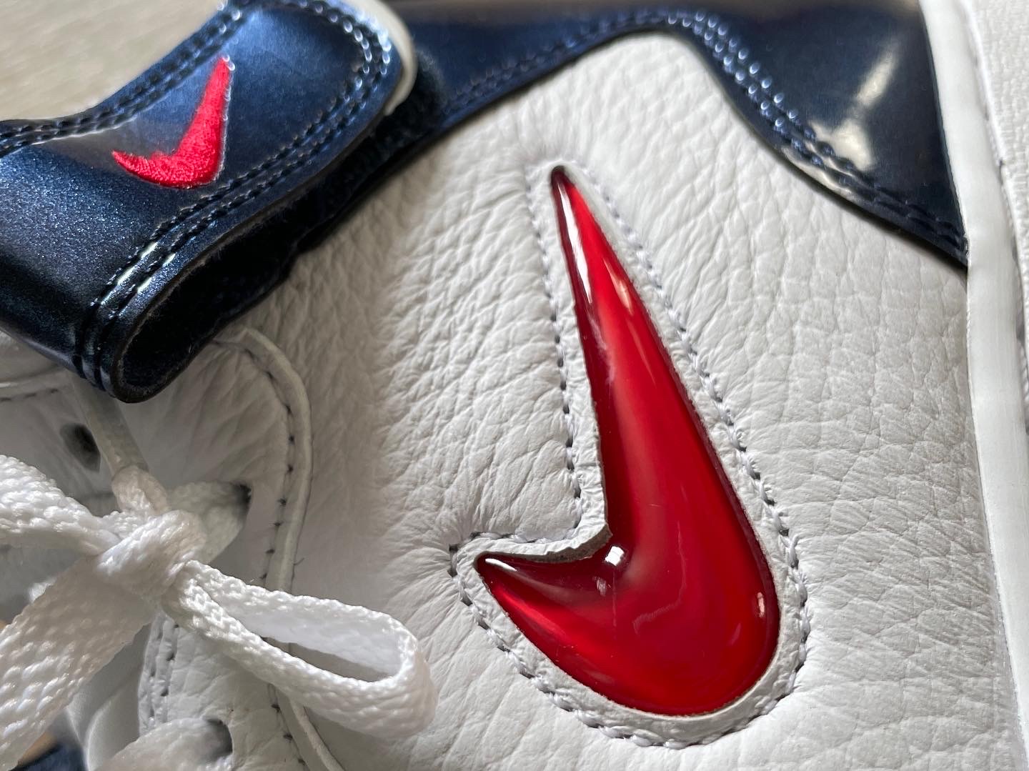 Nike Air Force 1 Mid QS University Red and Midnight Navy 착용 스타일 - 5