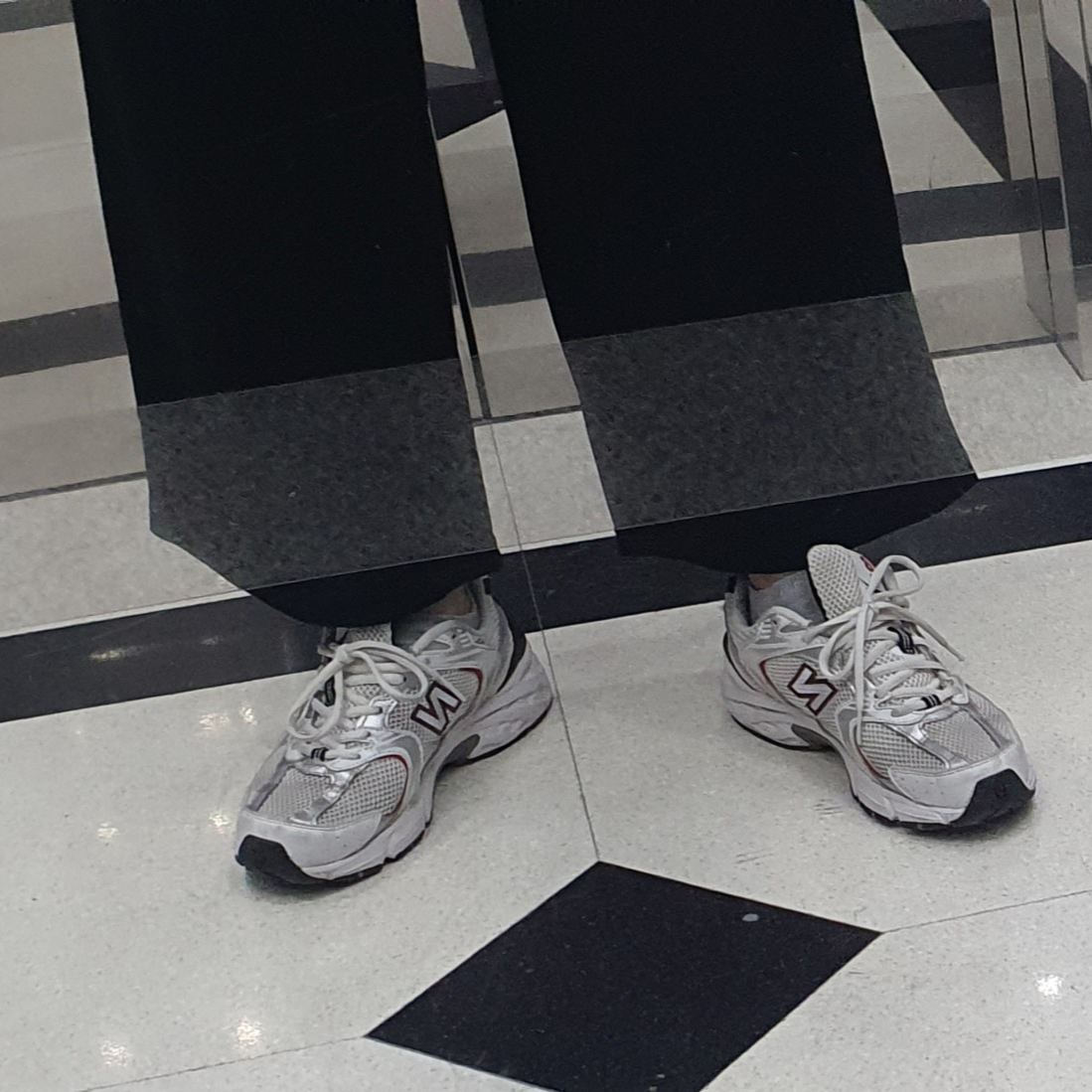 New Balance 530 White Red 착용 스타일 - 1