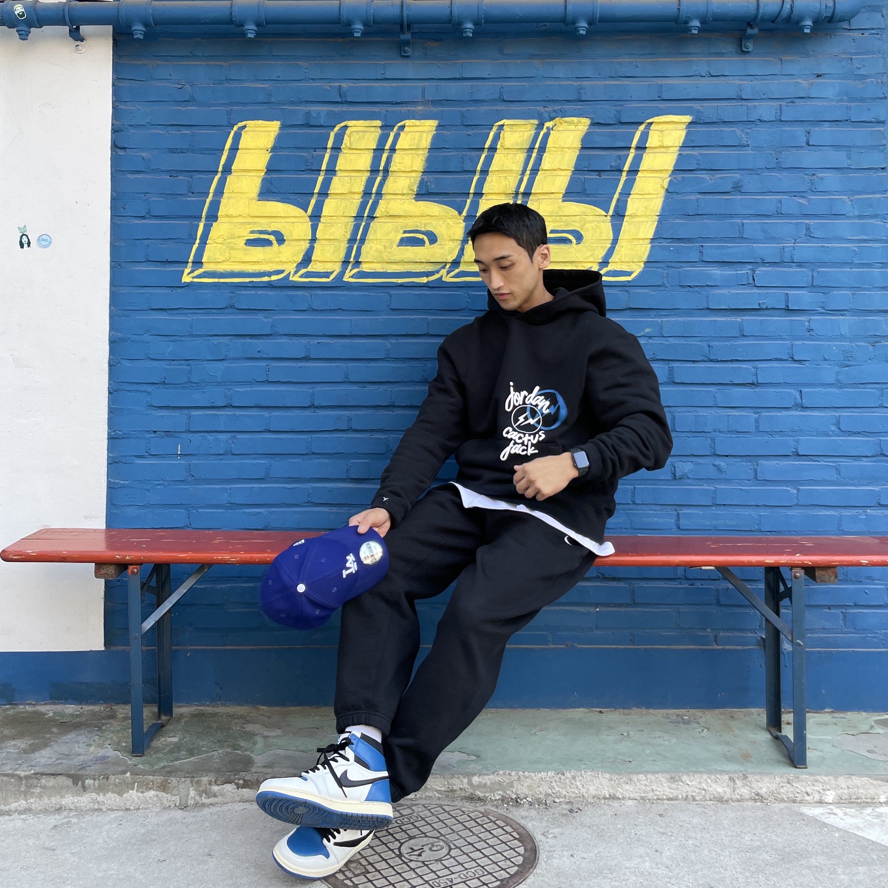 Jordan 1 x Travis Scott x Fragment Retro High OG SP Military Blue, Jordan x Travis Scott x Fragment Hoodie Black (DJ0615-010) 착용 스타일
