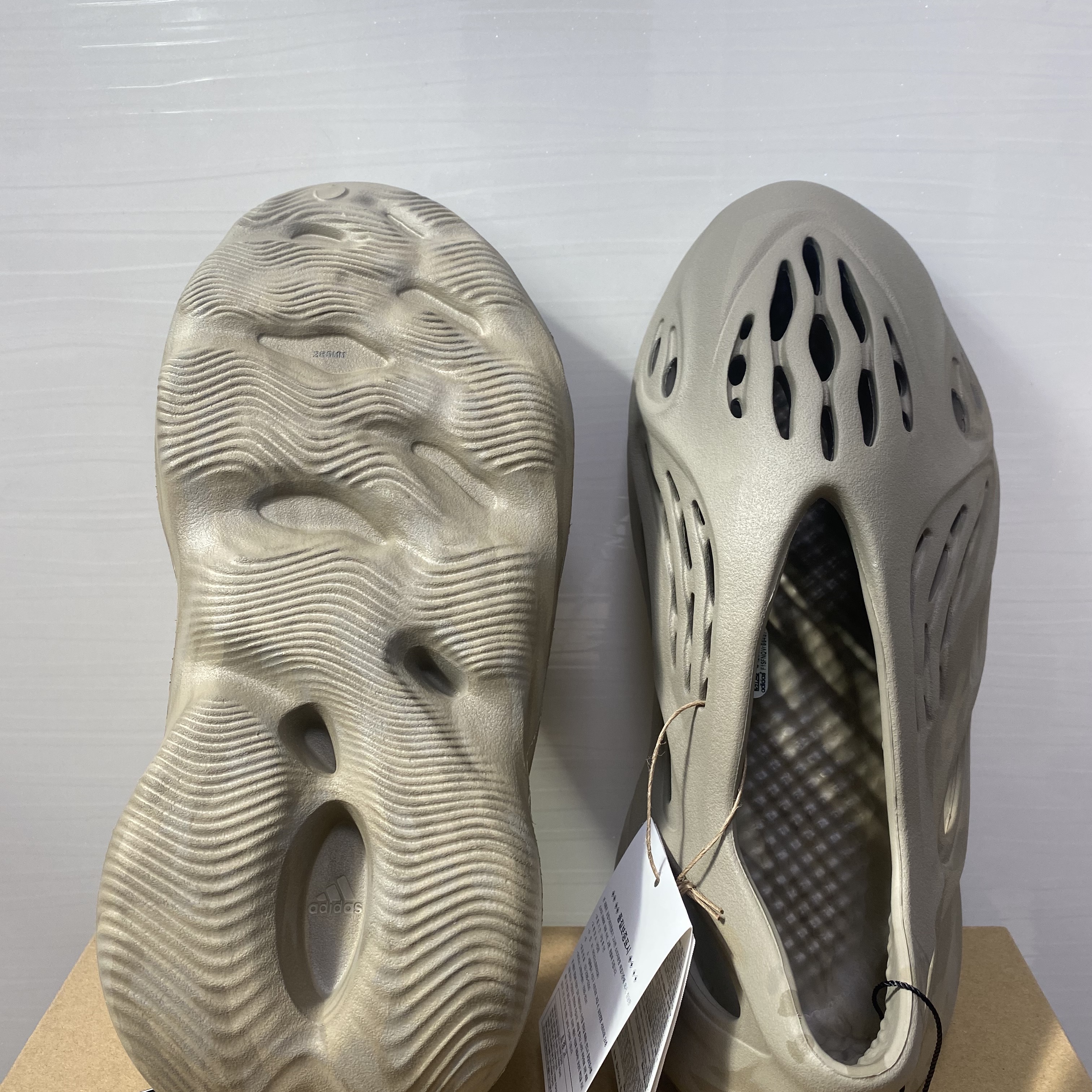 Adidas Yeezy Foam RNNR Stone Sage 착용 스타일 - 5