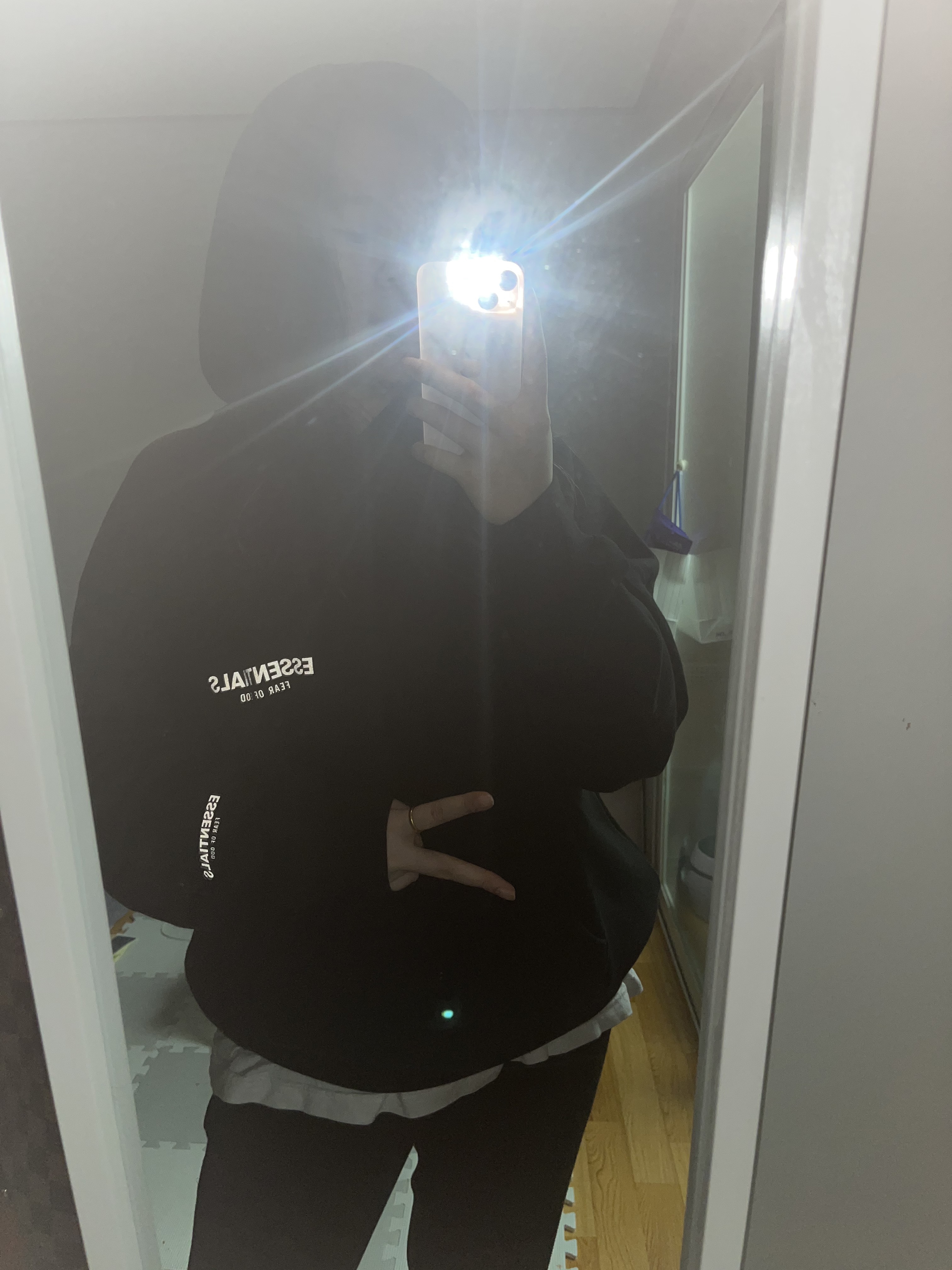 Essentials The Core Collection Pullover Hoodie Black 착용 스타일
