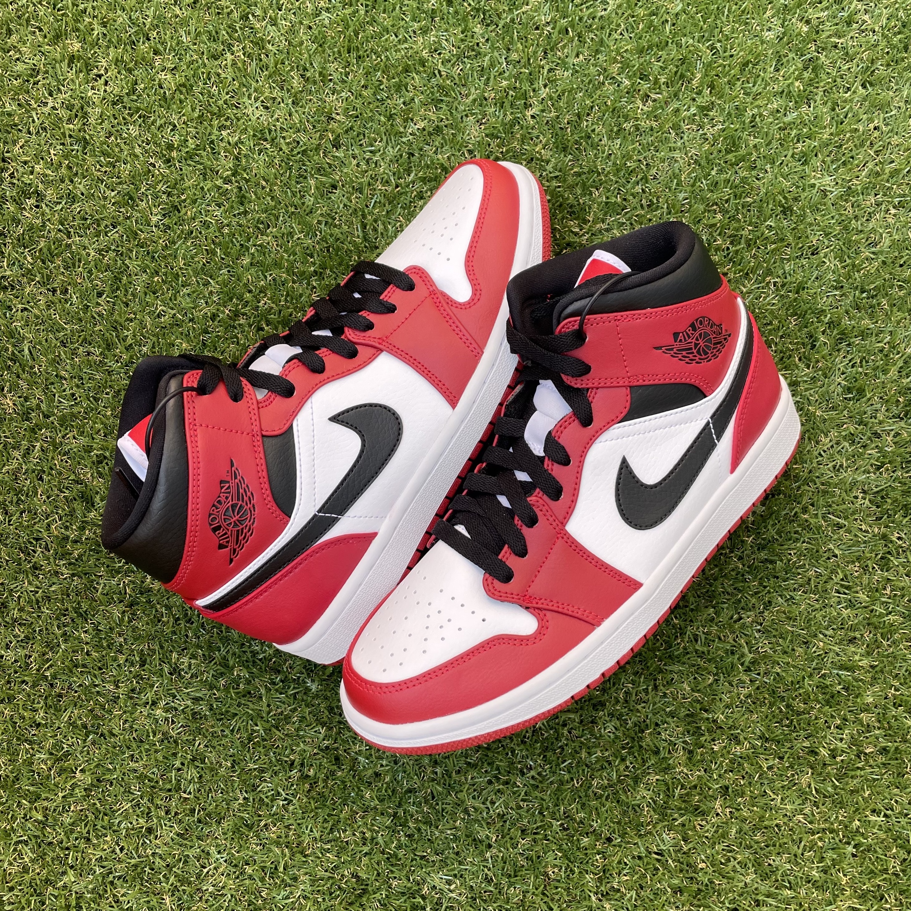 Jordan 1 Mid Chicago 2020, (GS) Jordan 1 Mid White Gym Red Black 착용 스타일 - 1