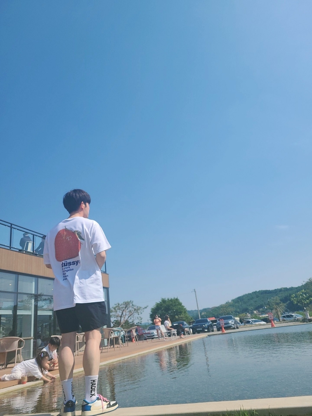 Stussy Strawberry T-Shirt White, Jordan 1 x Travis Scott x Fragment Retro Low OG SP Military Blue 착용 스타일 - 2