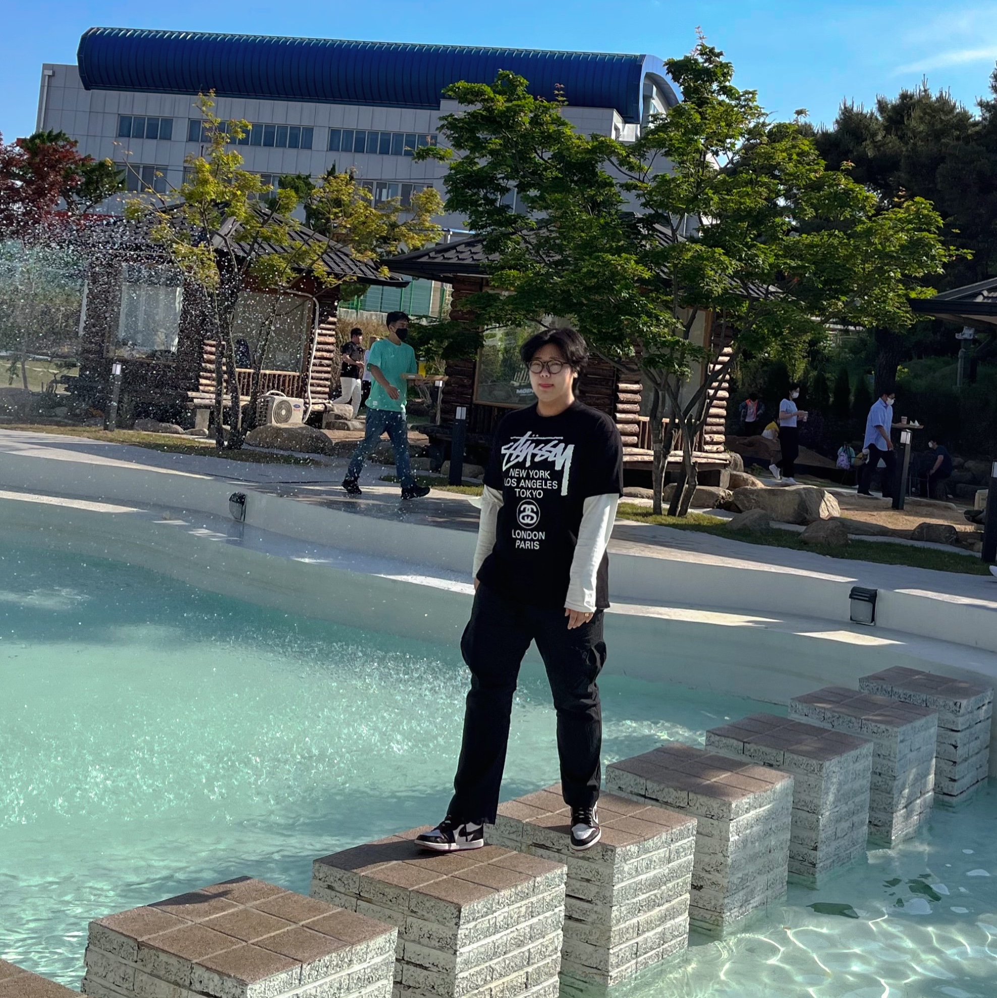 Stussy World Tour T-Shirt Black, Jordan 1 Retro High OG Bloodline 착용 스타일 - 3