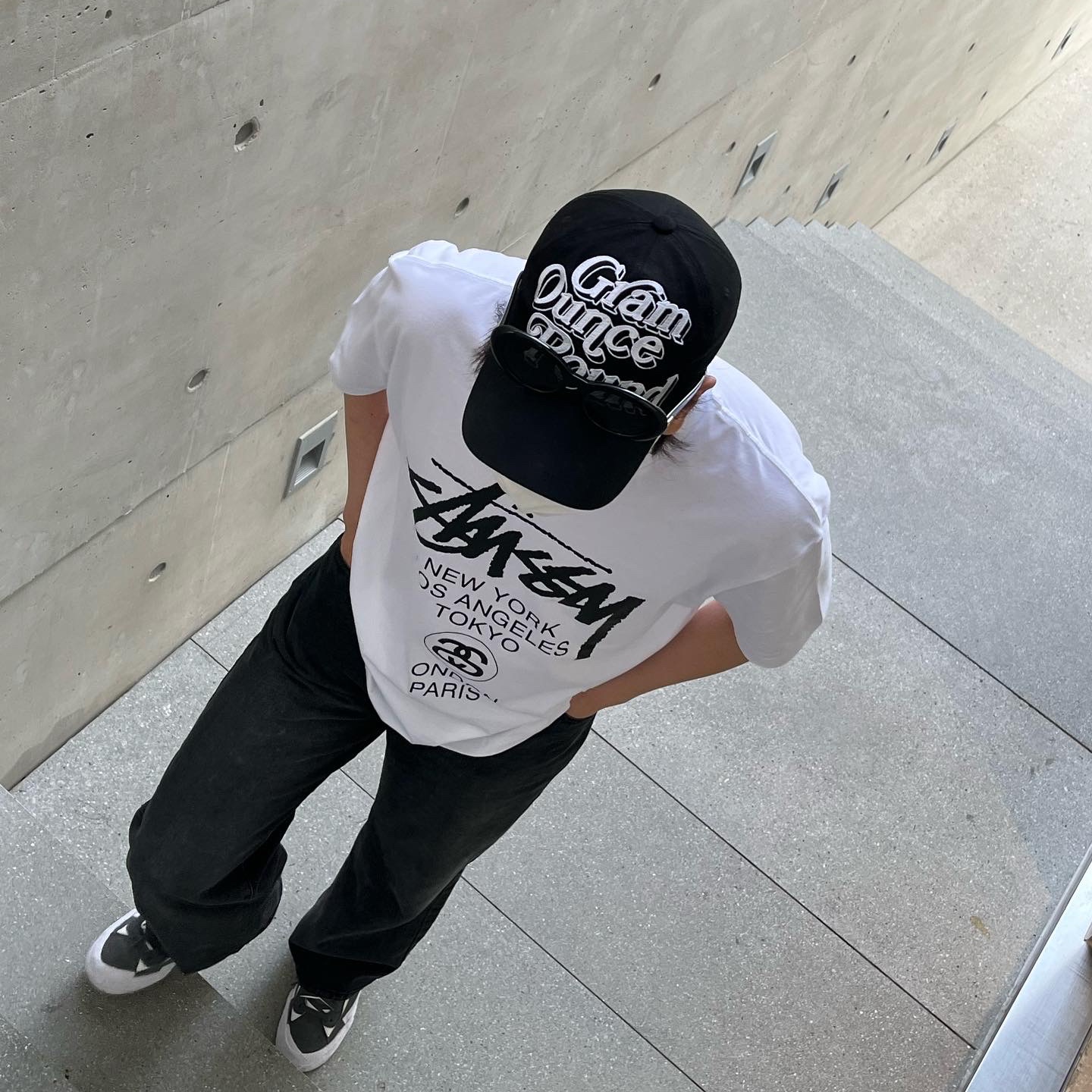 Stussy World Tour T-Shirt White, Nike x Sacai Blazer Low Iron Grey 착용 스타일 - 2