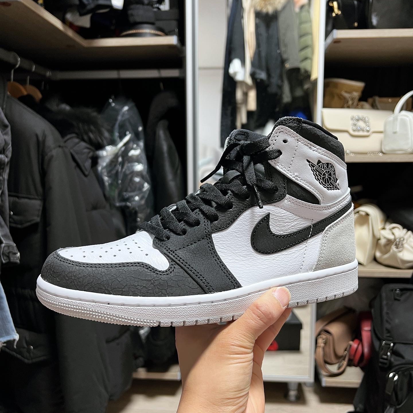 Jordan 1 Retro High OG Bleached Coral, Jordan 1 Retro High OG Black Mocha 착용 스타일 - 1