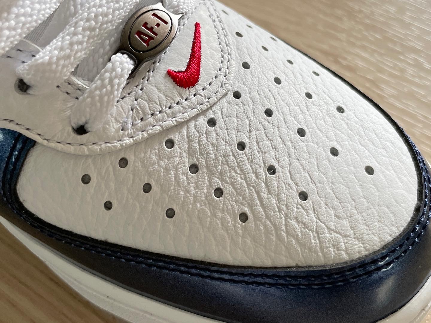 Nike Air Force 1 Mid QS University Red and Midnight Navy 착용 스타일 - 4