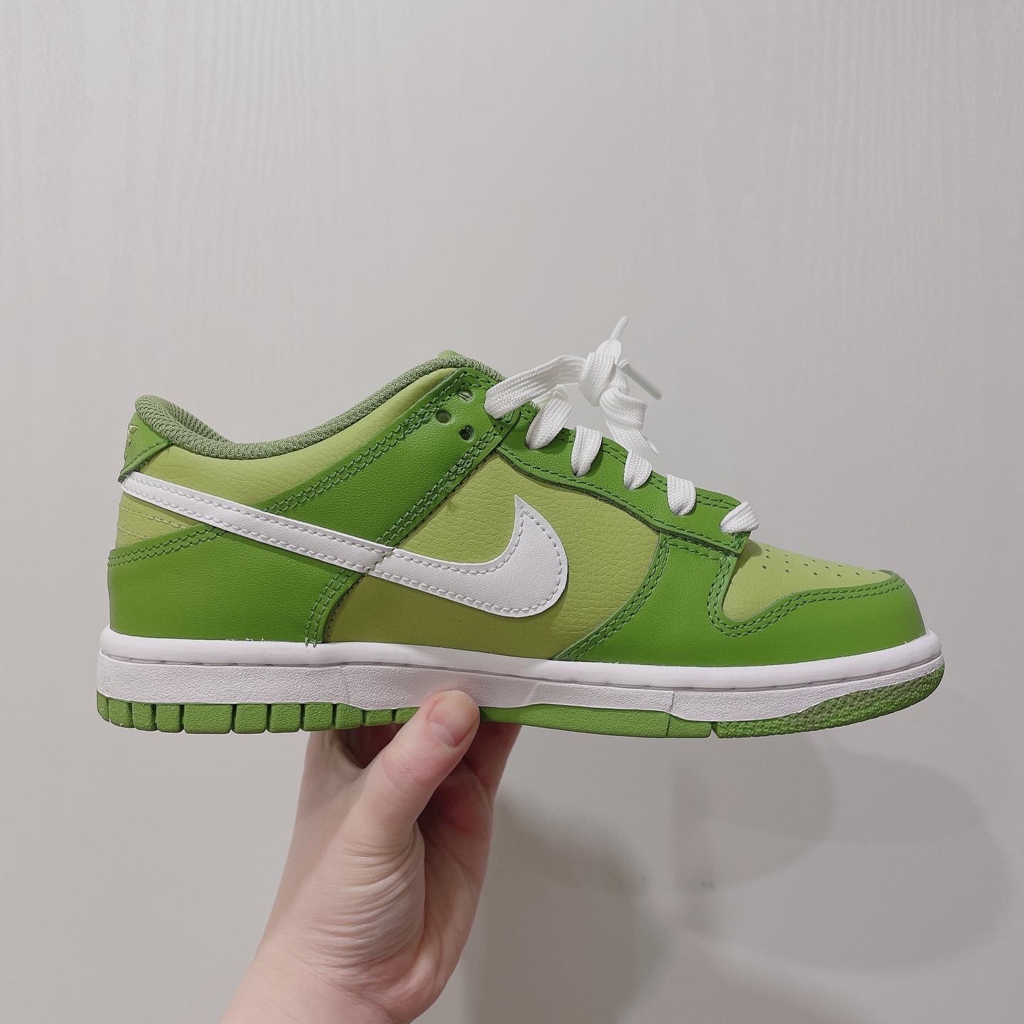 (GS) Nike Dunk Low Vivid Green 착용 스타일 - 1