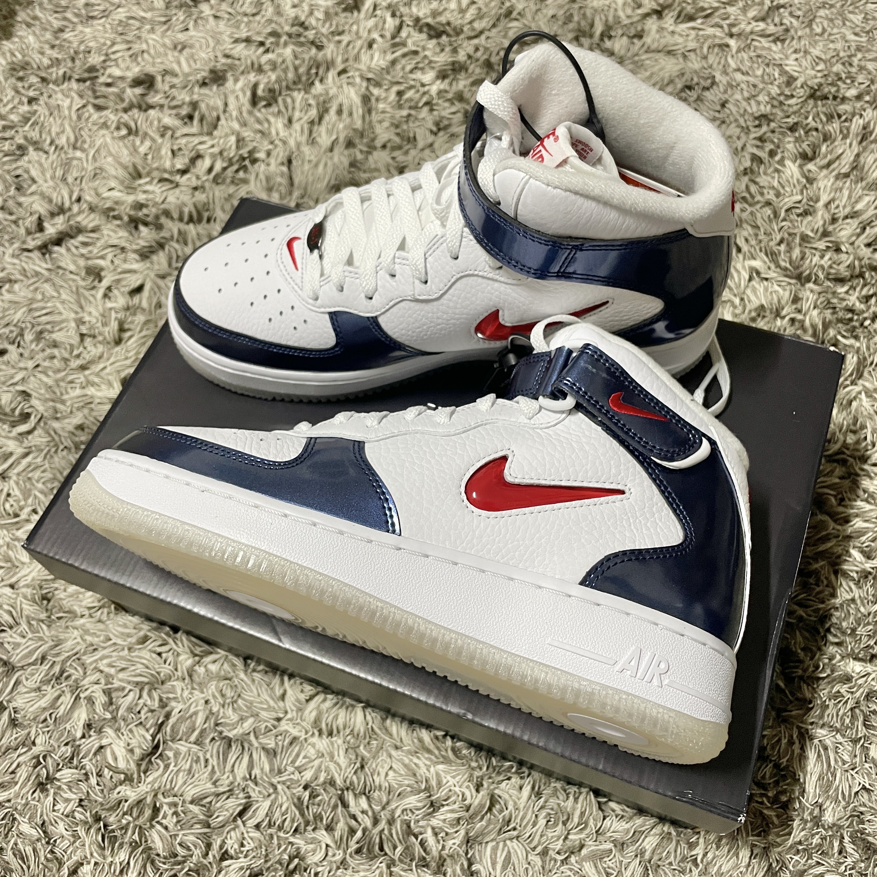 Nike Air Force 1 Mid QS University Red and Midnight Navy 착용 스타일